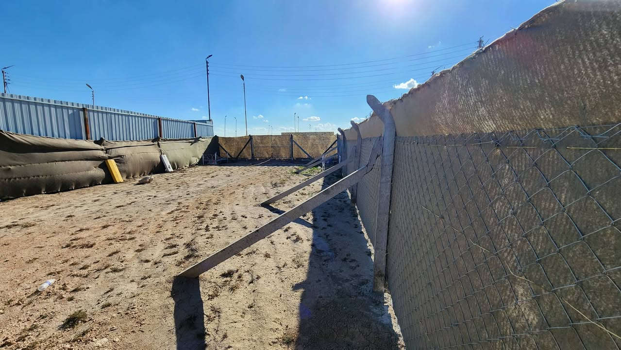 السلام عليكم
قطعة زراعية للبيع على طريق الدغارة في مجمع النرجس 
الخدمات / ماء + كهرباء وإنارة + تبليط وأرصفة
المجمع مسكون وبيه حركة بناء قوية ومأهول بالسكن 
القطعة مسيجة سياج درجة أولى وجديد (بي آر سي + جادر)
ارتفاع السياج / مترين ونص 
المساحة 200 متر مربع
الواجهة  10      النزال  20 
للإستفسار *********** واتساب
