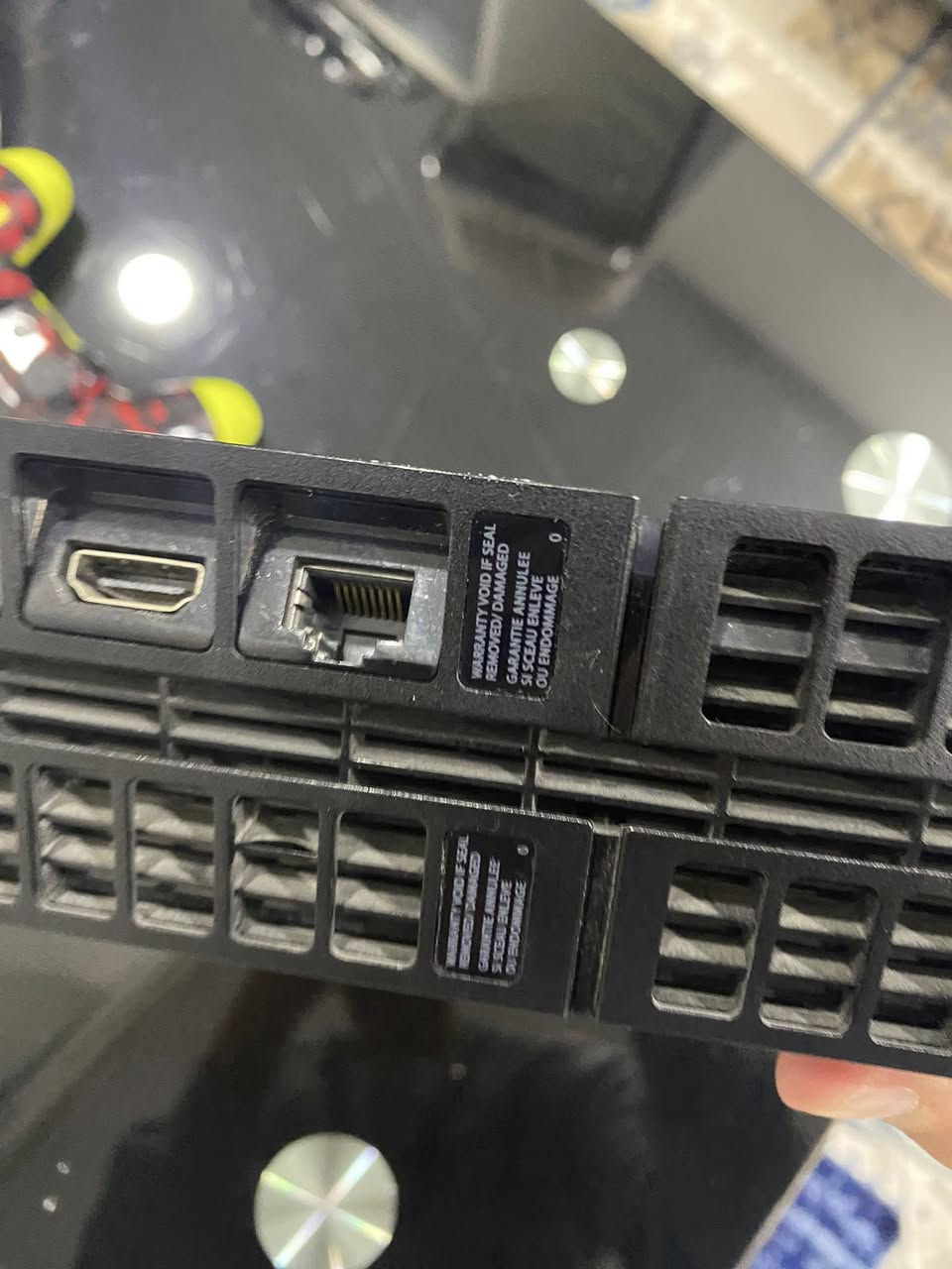 سلام عليكم اخوان سوني فور فات لوك ستيكر شرط 500 جيجا مع يدتين تجارية رقم واحد السعر 250 وبي مجال بسيط التواصل واتساب فقط ***********
