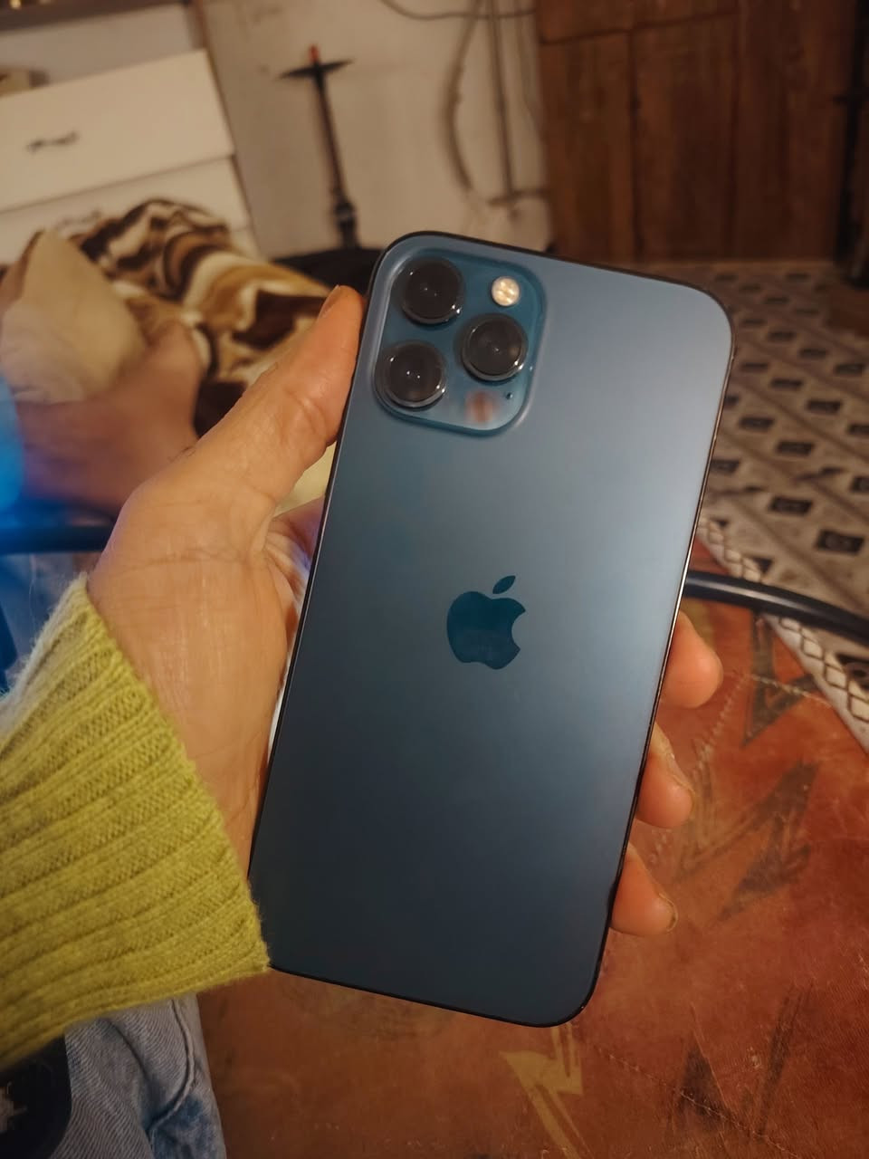 ايفون ١٢  برو ماكس ذاكره ٢٥٦ نضافه ١٠٠ شاشته شوي وضل تغوش يعني رادله شاشه ٢٥٠ وبي مجال بصره قبله *********** وتساب موجود
