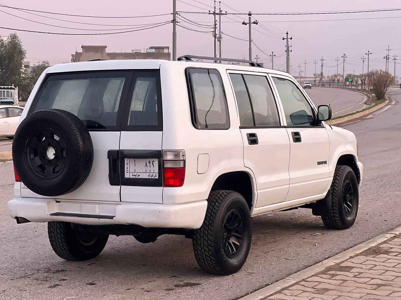 سەرەتا بەناوی خوای گەورە .
‏
‏isuzu ی یابانی بۆ فرۆشتن مۆدیل 2000
‏
‏فول فول عادی بەس تەبرید مەرکەزیە
‏
‏دەبڵ ئەکسل 4×4 چکنێتە قورس و سوکی بەشەرت
‏
‏پێش تەبەڵە
‏
‏تەبرید سارد و گەرم  و مەرکەزی 
‏
‏سپێر لەکۆڵ 
‏
‏کوشین دەفتەری 
‏
‏مەکینەی شەش پستۆنی 3,2 مەکینە گچکەیە بەڵام  هەتا بڵێی بەقوەتە
‏
‏مەکینە و گێڕ و دەبڵ گێڕ  دەبڵ ئەکسل بەشەرت 
‏مەکینەی بەشەرتی ئەوەی بوڕغوی بانەدرابێ 
‏سەیارەکە ٢٥٠ هەزار ڕۆشتوە زۆر زۆر خاوێن ماوەتەوەهەموو شتێکی  لەسەر دەقی شەریکە ماوەتەوە 
‏
‏کامل ناو گاحیەی تێگیراوە
‏
‏سەقفو شان و شانسیو پێش و دوای بێ  نوکە دەرزی لێدراوی نیە . بەس لەزگەکانی پێوە سوتابوو شوێن لەزگەکانی  بۆیاغە لەگەڵ دوو پەڵەی گچکە 
‏
‏ناو گێچ و کارەبایات هەمووی  بەشەت 
‏
‏سەیارەکە هی حوکمەت بووە و موزایەدەیە  کتابی موزایەدەی ون بووە بەڵام ماڵی مەدەنی بەشەرت .
‏
‏ هەموو شتێکیم چاک کردووە کامل دەبڵ ئەکسلی تازەیە کلاج و حەینەی تازەیە تاقم پێشو دوای تازەیە تایەکانی خاوێنن .سەیارەکە هیچی نەماوە بی حەیب نەکرێ مەسرەفی چاکی تێدا کراوە هەتا بڵێی ڕێک و پێکە سیحرەکەشی٤٦ وەقەو محامەلەیەکی برایانە بۆ پارەکەی دەفرۆشرێت  شوێن قەڵادزێ .
‏tb. ئەشیای لە کا زیاترە
‏هەموو شتێ کی نوسراوە پێویست بە پرسیار ناکا ژمارە مۆبایلی خاوەنی
‏:***********
:***********
‏ئاسیاکە وەتسئەپ و ڤایبەری لەسەرە.
‏
‏
‏ بشدار, السليمانية
