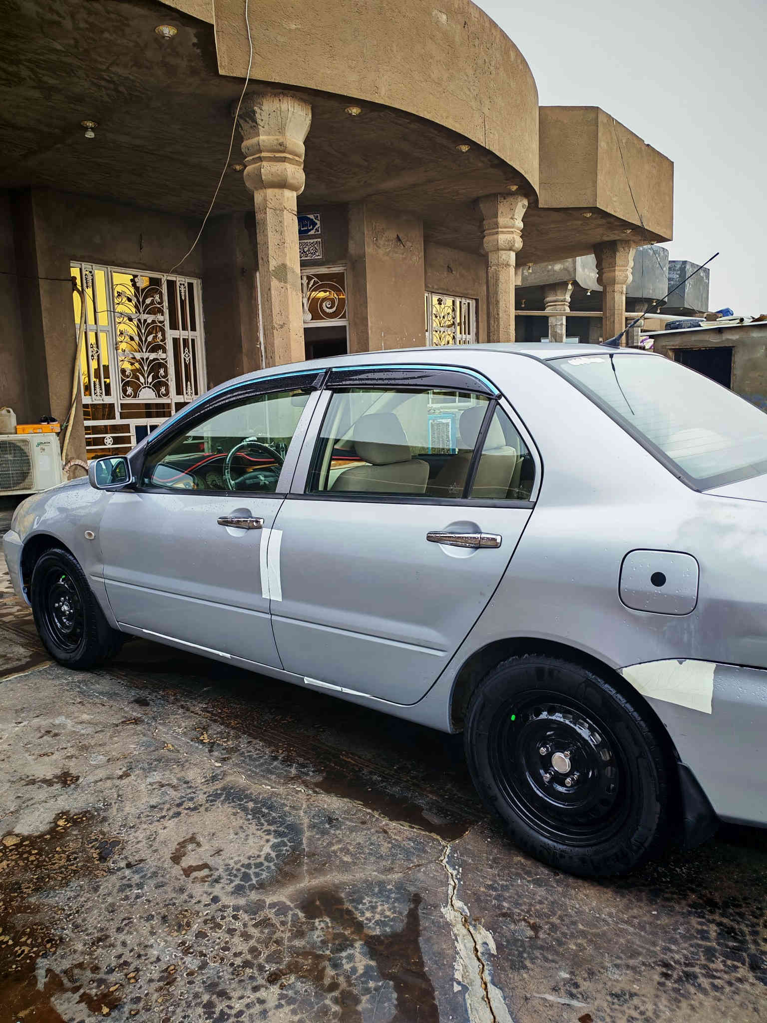 لانسر موديل 2010 خليجي بيهة  باب السائق ولباب خلف السائق مصبوغات كلير وخشم الجاملغ الخلفي طخة بسيطة عالبارد  شرط بدون  معجون و الباقي كفالة عامة شرط السونار مكينة 2000 شادهة جديد مال حاوية گير مكفول تبريد ثلج تخم تاير جديد صدر جديد السيارة ماا ناقصهة اي شي گبل للشارع ماتصرف عليهة ربع ترايك للبصرة 
معروضة ب 85 وبيهة مجال 
مكان السيارة بغداد. تقاطع النهروان مكلف بالنشر للاستفسار 
***********
