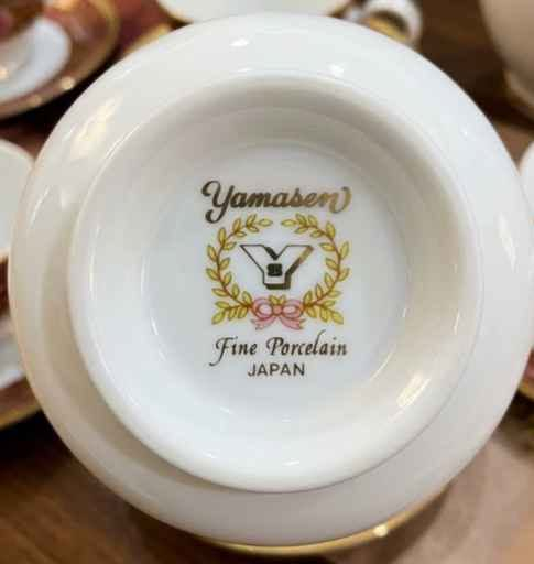 هذا الطقم واحد من أرقى وأفخم التصاميم الملكية الكلاسيكية، وتحديداً من إبداعات الماركة اليابانية الشهيرة ياماسين (Yamasen Japan) المعروفة بنقوشها الغنية بالذهب البارز. 

1. الوصف الجمالي والتصميم (الملكي الكلاسيكي)

الألوان الساحرة: يتميز الطقم بتناغم مذهل بين اللون الأحمر المارون (الخمري الفاخر) واللون الأبيض الناصع للبورسلين، مما يعطيه طابعاً ملكياً فخماً جداً يناسب العزائم الكبرى والنيش. [1]

نقوش الذهب البارز (Heavy Gold Encrusted): الإطار الخارجي لكل قطعة محاط بنقوش نباتية وزخارف كلاسيكية غنية جداً بماء الذهب البارز عيار 24، وهي نقوش يدوية لا تتأثر بالزمن أو الغسيل. [1, 2]

2. الخامة والجودة

مصنع من البورسلين الياباني الفاخر (Fine Porcelaina).

يتميز بنقاء الخامة، خفة الوزن الملحوظة للقطع مع صلابة شديدة ومقاومة عالية للخدوش، مما يجعله "طقم العمر".

3. التوزيع الذكي للقطع (76 قطعة)

التوزيع في هذا الطقم صُمم بذكاء شديد ليكون عملياً جداً في التقديم والاستخدام:

طقم السفرة (يخدم 10 أفراد):

10 أطباق مسطحة كبيرة: للوجبات واللحوم الرئيسية (الطبق السفلي الكبير في الصورة).

10 أطباق غويطة (غائرة): مخصصة لتقديم الشوربة، الخضار، أو المعكرونة (الطبق العلوي في الصورة).

10 أطباق وسط (مسطحة): للحلويات، الجاتوه، أو السلطات والمقبلات الجانبية.

10 أطباق صغيرة غائرة: للمقبلات الصغيرة، المخللات، أو الصوصات.

طقم الشاي (يخدم 8 أفراد):

8 فناجين شاي + 8 أطباق لها.

سرفيس وقطع الخدمة (4 قطع أساسية):

1 براد شاي بالغطاء (تصميم ملوكي منقوش بالكامل).

1 سكرية بالغطاء.

1 لبانة (وعاء الحليب).

1 سلطانية شوربة رئيسية كبيرة (بولا) بالغطاء لوسط السفرة القاهرة, مصر


**إذا كنت صاحب هذا الإعلان وتريد حذفه لأي سبب، رجاءا أرسل رسالة إلى الدعم الفني**
