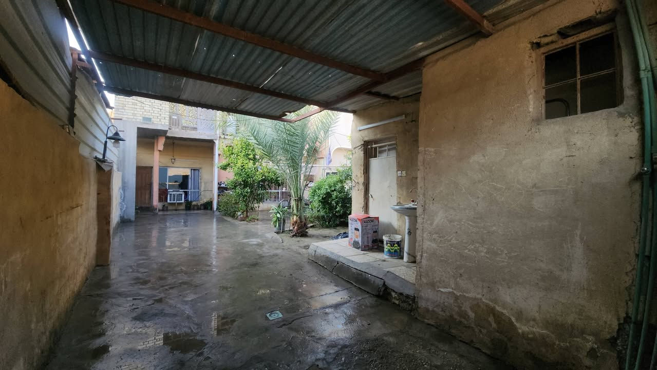 السلام عليكم 
بيت للبيع طابقين مساحة( 410)متر
(( واقع حال))
كراج كبير ومحل جاهز +استقبال كبير +هول كبير+ صالة كبيرة +مطبخ كبير+ قطعة كاع كبيرة خلف البيت//
((الطابق الثاني)) 
يحتوي على       
 غرف اسويتات عدد/2/
حجم الغرفة 6×4 +حمامات
+غرفة صغيرة
حجم 3.5×4
السعر ((260))
موقعة العبيدي نهاية شارع الجامع ..للأستفسار اتصل 
***********
***********
