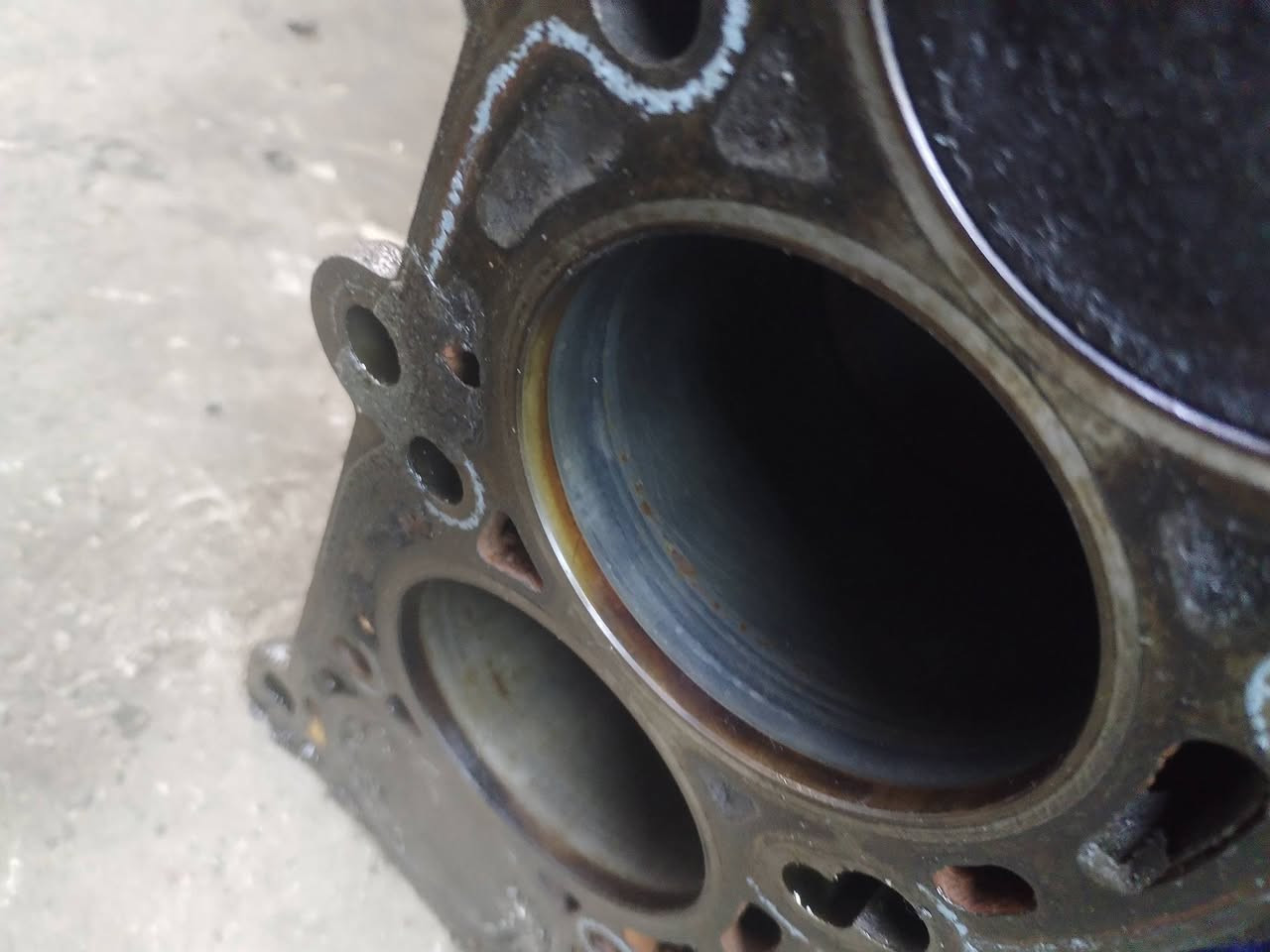 السلام عليكم لبيع 
نص محرك قبق اسود 20

سلندر بستن كرنك اويل بم

شرط لا نفخ ولا رخاوه

بيه بستن واحد وكع عليه راس بلك يحتاج تبديل

***********
