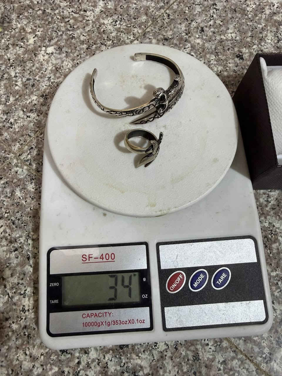 السلام عليكم
سوار سيف الامام علي ومحبس جدد الوزن 34 غرام
زناجيل فرعوني جدد الوزن 36 غرام 
سوار فرعوني  مستعمل نضيف 11 غرام
سوار ذيل الثعلب مستعمل نضيف 7 غرام 
المكان كربلاء ماعندي توصيل 
الغرام 4 قفل


**إذا كنت صاحب هذا الإعلان وتريد حذفه لأي سبب، رجاءا أرسل رسالة إلى الدعم الفني**