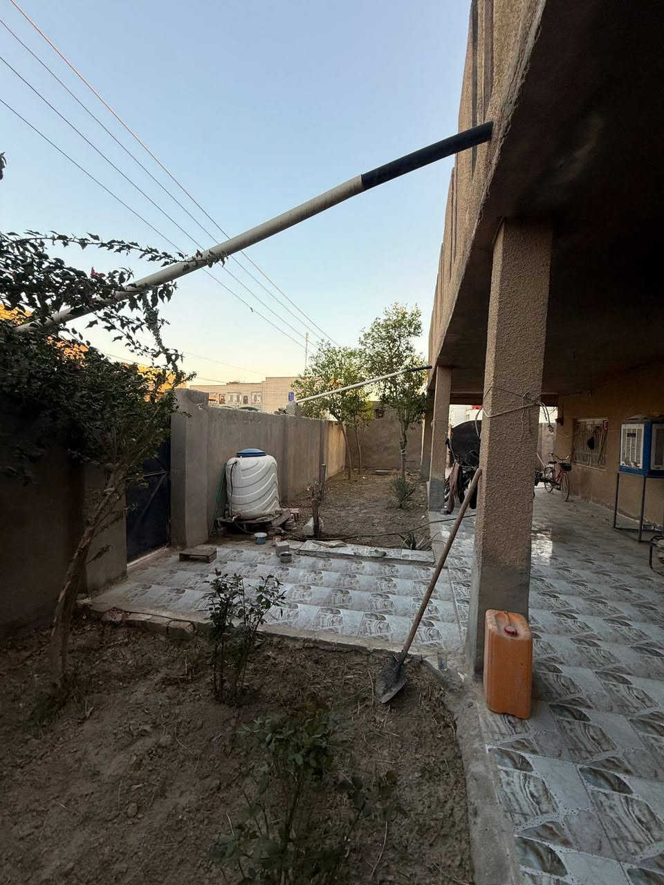 الدار للبيع المساحه ٤٠٠ م طابو صرف الموقع حي الحسين شارع ٣٠ م ثاني بيت عن الشارع العام يتكون من ثلاث غرف وصالة ومطبخ وحمام واستقبال وثلاث حدائق ومحل سوبر ماركت الشارع تبليط موقع تجاري السعر ٢٢٥ بي مجال بسيط مراجعة مكتب ابو ازهر الجرياوي للعقار الجمعيه مقابل اسواق حاتم غازي الاتصال على الارقام التاليه 
***********
***********
*********** بالتوفيق إنشاءالله
