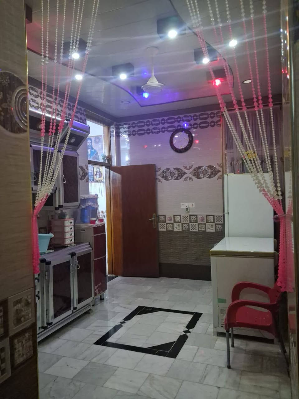 بيت خلف الملعب شارع حسن المجتبى المساحه ٢٠٠م بناء طابوك مسلح يتكون من غرفتين وبراني وصاله خدمات كامله للإستفسار على الرقم ***********أو مراجعه مكتب الجبل البندقيه مقابيل علوه المخضر
