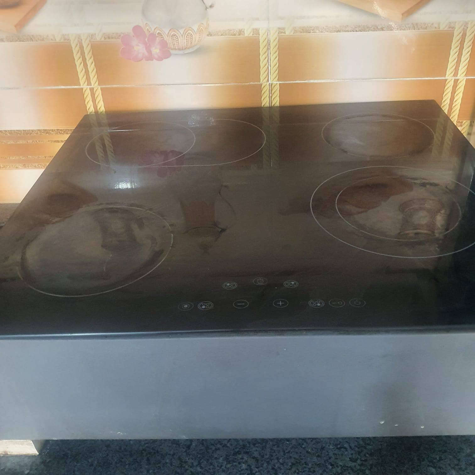 طباخ كهربائي أوربي أصلي أربعة عيون   ارتفاع ١٨ الطول٦٠والعرض٥٠ العنوان البصرة شط العرب ***********
