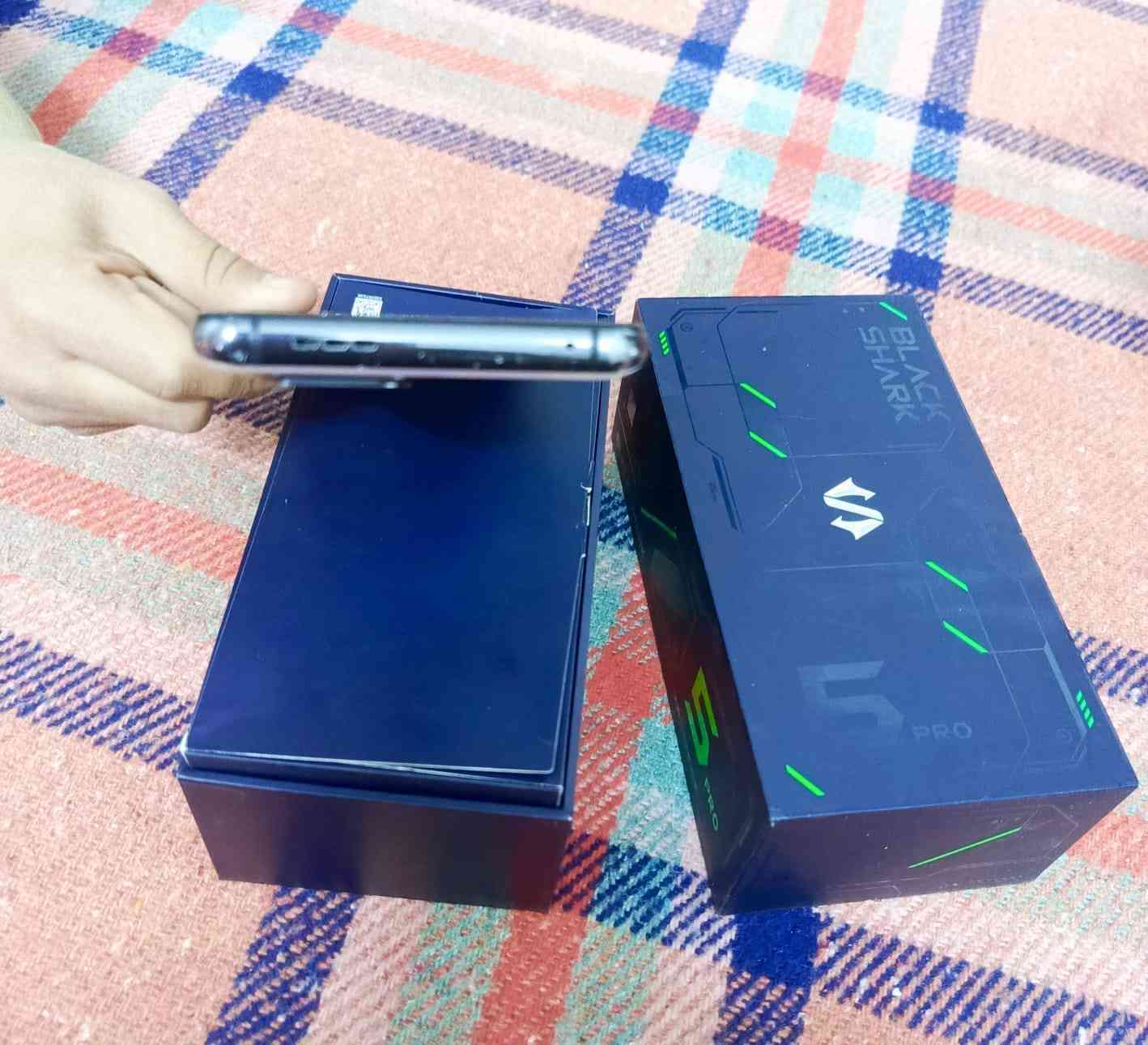 سلام عليكم للبيع أو مراوس بلاك شارك 5 pro 
معالج سناب دراكون 8 جين 1
 ذاكرة 255  رام 12
الجهاز بي فطر بل شاشة واضح بل صور والبصمة ما تشتغل بس زر البصمة شغال طبيعي وباقي الجهاز مكفول من العطل أو التصليح ملحقات الجهاز فقط كارتونالسعر 225 تفاصيل اكثر اتصل ***********
