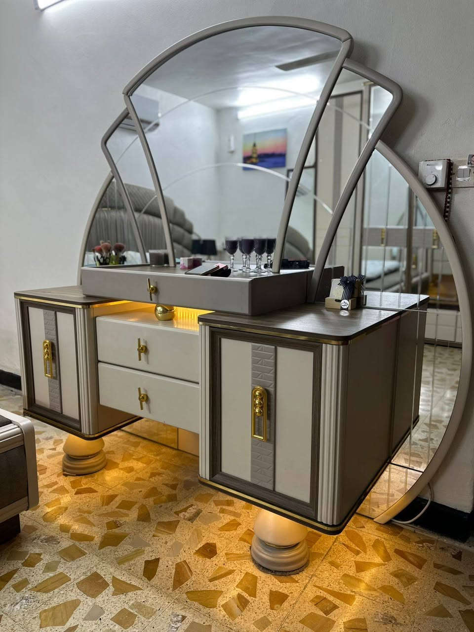 غرفه جدا نظيفه وقويه وضخمه  وفول ماركه والختم موجود جدا
ابيعها بسبب المكان صغير جدا   فقط وما بيها عيب اخذتها ب ٢٧ ورقه ابيعها ب١٥ ورقه
للاستفسار
***********
