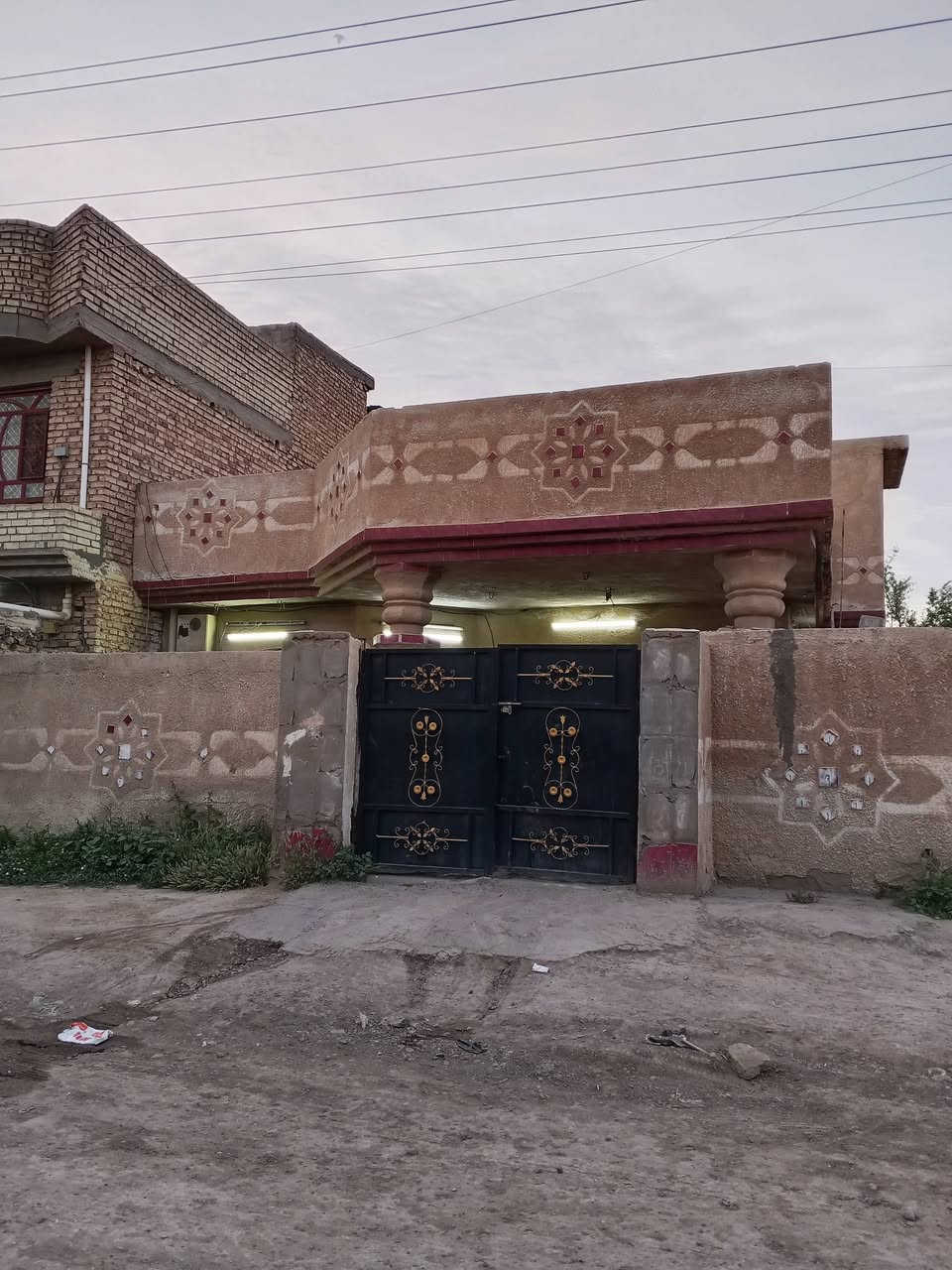 سلام عليكم دار للبيع المساحه 150متر يحتوي علا غرفتين نوم مطبخ صاله صحيات داخلي خارجي وكراج الاستفسار علا الارقام  ***********.***********

