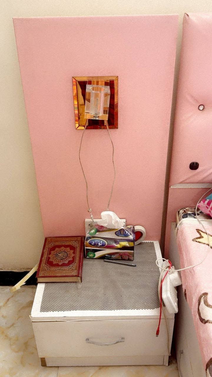 السلام عليكم غرفة نوم نفر ونص للبيع نظيفة جدا السعر (٤٥٠٠٠٠) وبيها مجال العنوان السيدية رقم الهاتف ***********
