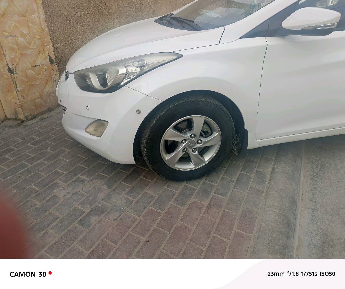 سيارة هيونداي إلنترا بيضاء بحالة جيدة، تم الاعتناء بها جيدًا. المقصورة الداخلية مريحة ومجهزة بنظام تكييف فعال، مما يجعلها مثالية للقيادة اليومية. إطارات جديدة وحديثة أكثر أمانًا.