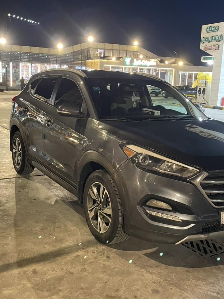 السلام عليكم توسان امريكي مديل2016 شكل ال17
بيها صبغ بنيد وبابين بدون دواخل 
كير محرك صدر تايرات جديد 
محرك 2000
مواصفات تحكمات جهتين كشن كهربائي بلوتوث تلث انضمة قيادة 
اشاير بالمري ويل كب 
رقم بغداد الدولي بسمي 
العنوان بغداد المشتل 
للتواصل ***********
