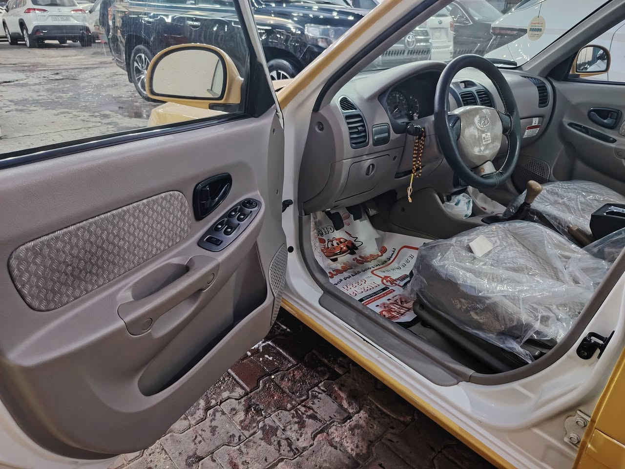 السلام عليكم شباب فيرنة موديل 2014 بسمي رقم بغداد انكليزي مصفرة هية وغرامات  تخم تاير جديد باتري جديد صدر مامي خلفي مكينة كير كفالة تبريد ثلج برغي مابيهة نقص السيارة جديدة كلش
سعره 75$ وبيهه مجال قليل مكاني حي اور 
رقمي ***********
