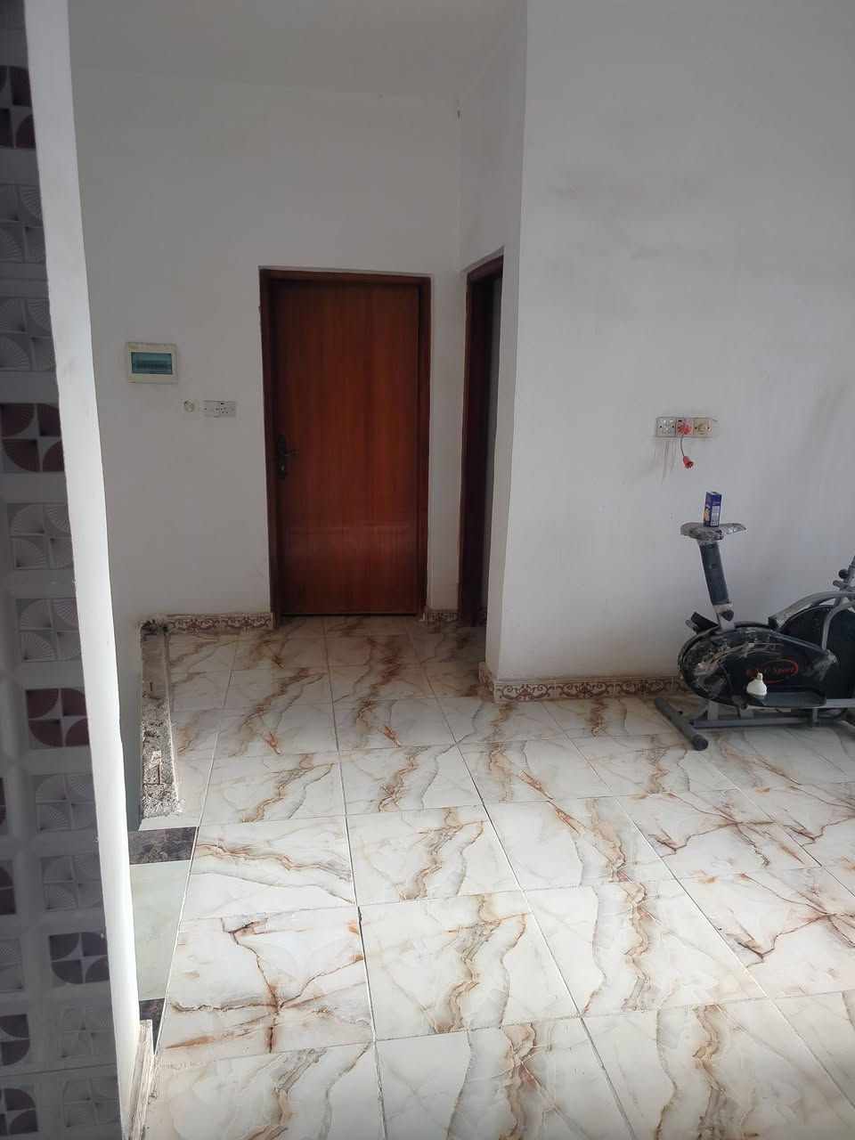 بيت للبيع حي الحكيم نزلت كاله الفرع الثالث عله اليمنى ثالث بيت مساحه 220م يتكون من  غرفتين ومطبخ وهول واستقبال وكراج وحديقه والطابق الثاني هول وغرفتين بناء فول والسطحين شتايكر بناء طابوك السعر 140وقابل للتفاوض للاستفسار 
***********
***********
