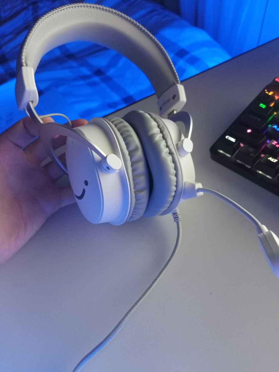 سماعة اسطورية مايك و صوت خرافي.  و بي ثلاث مودات موسيقي و فلم و العب 

التوصيل والتوافق
خيارات التوصيل: * منفذ 3.5mm (مباشر).

منفذ USB (من خلال وحدة التحكم المرفقة).

التوافق: * PC / Mac / PS4 / PS5: عبر USB أو 3.5mm.

Xbox / Switch / Mobile: عبر منفذ 3.5mm.

طول الكابل: يصل الإجمالي إلى حوالي 3.1 متر (عند استخدام وصلة الـ USB).

مواصفات الميكروفونالنوع: ميكروفون مكثف (Condenser) قابل للفصل.نمط الالتقاط: شعاعي/متعدد الاتجاهات (Omni-directional).الحساسية: -42 ديسيبل ($\pm 3dB$).التصميم: ذراع مرن (Gooseneck) يسهل تحريكه وتعديله.

مواصفات الصوت (Audio)المشغلات (Drivers): ديناميكية بحجم 50mm.التردد (Frequency Response): من 20 هرتز إلى 20 كيلو هرتز.المقاومة (Impedance): 32 أوم ($\Omega \pm 15\%$).الحساسية (Sensitivity): 95 ديسيبل ($\pm 3dB$).نظام الصوت: ستيريو (Stereo) افتراضي، مع دعم صوت محيطي 7.1 Virtual Surround (يعمل عبر USB فقط).جودة الصوت الرقمي: 16-bit / 48kHz. كركوك, العراق


**إذا كنت صاحب هذا الإعلان وتريد حذفه لأي سبب، رجاءا أرسل رسالة إلى الدعم الفني**