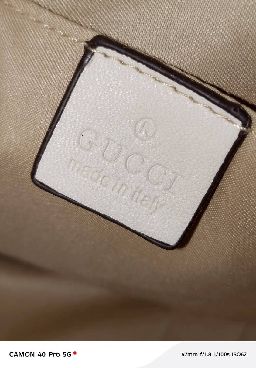 الحقيبة هي حقيبة يد صغيرة من مجموعة "GG Emblem" من علامة غوتشي.  السعر ٥٠ ألف


**إذا كنت صاحب هذا الإعلان وتريد حذفه لأي سبب، رجاءا أرسل رسالة إلى الدعم الفني**