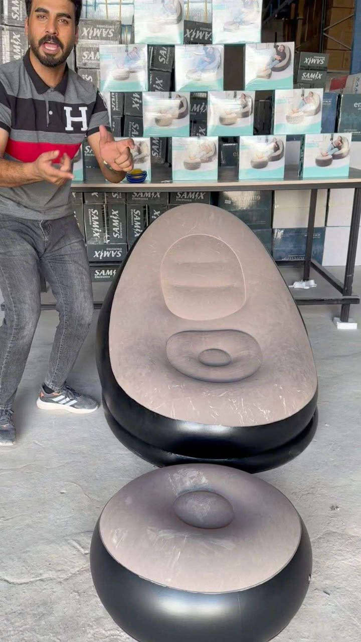 كرسي هوائي فاخر مع طبلة – تصميم بيضاوي مريح

الاستخدامات:

مثالي لغرف المعيشة، غرف النوم، الاستراحات والشاليهات.

مناسب للاستخدام المنزلي المؤقت أو الدائم.

خيار ممتاز للجلسات الأرضية المريحة.

يمكن استخدامه ككرسي استرخاء لمشاهدة التلفاز أو القراءة.

مناسب للضيوف كحل جلوس إضافي سريع وسهل.

المميزات:

تصميم بيضاوي عصري يمنح راحة مثالية للجسم أثناء الجلوس.

مسند ظهر مدمج بزاوية مريحة لدعم الظهر.

وسادة جلوس دائرية داخلية لثبات أكبر وتقليل الضغط.

طبلة (مسند قدم) منفصلة لراحة إضافية.

نسيج علوي جلاتيني ناعم بملمس بارد ومريح.

طبقة خارجية قوية مقاومة للثقوب.

قدرة تحمل عالية للأوزان مع قاعدة ثابتة مانعة للانزلاق.

صمام هواء محكم لمنع التسريب.

سهل النفخ والتفريغ والتخزين عند عدم الاستخدام.

محتويات الصندوق:

كرسي هوائي.

طبلة (مسند قدم).

منفاخ هواء يدوي.

لاصق إصلاح.

قطع صغيرة من نسيج المنتج لمعالجة الثقوب الطارئة.

الملاحظات:

أبعاد الكرسي: 116 × 83 × 98 سم.

أبعاد الطبلة: 62 × 62 × 31 سم.

يُفضل عدم وضعه على أسطح حادة.

يُنفخ بنسبة 90% للحفاظ على مرونة النسيج.

المنشأ: الصين.
السعر ٢٥ الف بغداد, العراق


**إذا كنت صاحب هذا الإعلان وتريد حذفه لأي سبب، رجاءا أرسل رسالة إلى الدعم الفني**