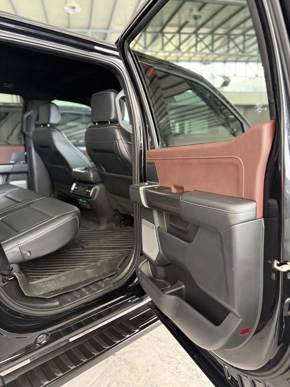 السياره فقط بيها تعديلين بسيطات رقم الشاصي موجود 

محرك V6 وهايبرد 

بسعة 3.5 لتر، ويولد تقريباً 430 حصان مع نظام الهايبرد. هذا المحرك يجمع بين محرك بنزين V6 ومحرك كهربائي لتعزيز الأداء والكفاءة في استهلاك الوقود
🔋

كشنات جلد تدفئه تبريد 
داخل لونين 
ماشيه 23,000m
شاشه كبيره 
سماعات Bang & Olufsen (B&O)

فور ويل  دبل خفيف وثكيل 
خزن ميموري كشنات 
كيجات الكترونيه 
رادار امامي 
نقط عمياء وتحديد مسار

نزول منحدرات 
كامرات 360 
حساسات اماميه خلفيه 
شحن وايرليس

السعر 380$  مجال بسيط 

***********

واتساب
