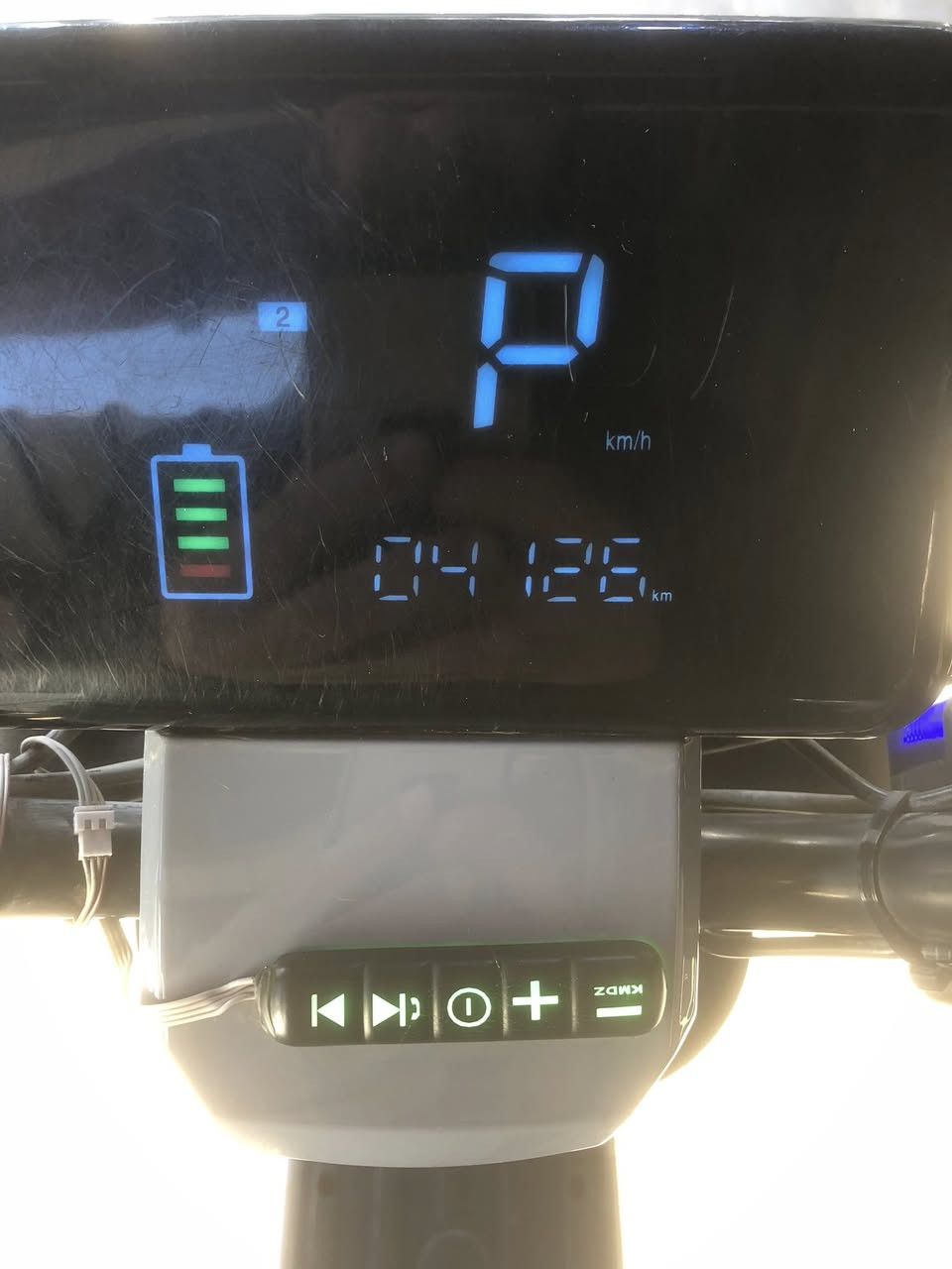 السلام عليكم R9للبيع موديل 25بطاريت 5كبار 32مواصفاتها معروفه ماشيه قليل استخدام شهرين دراجه خير من الله جديده وكل ملحقاتها موجوده وصل الشراء شرط نظافه والفحص سعرها450وبيها مجال مكاني بغداد قرب وزاره الخارجيه اي استفسار ***********وتساب محمول للشراي فقط
