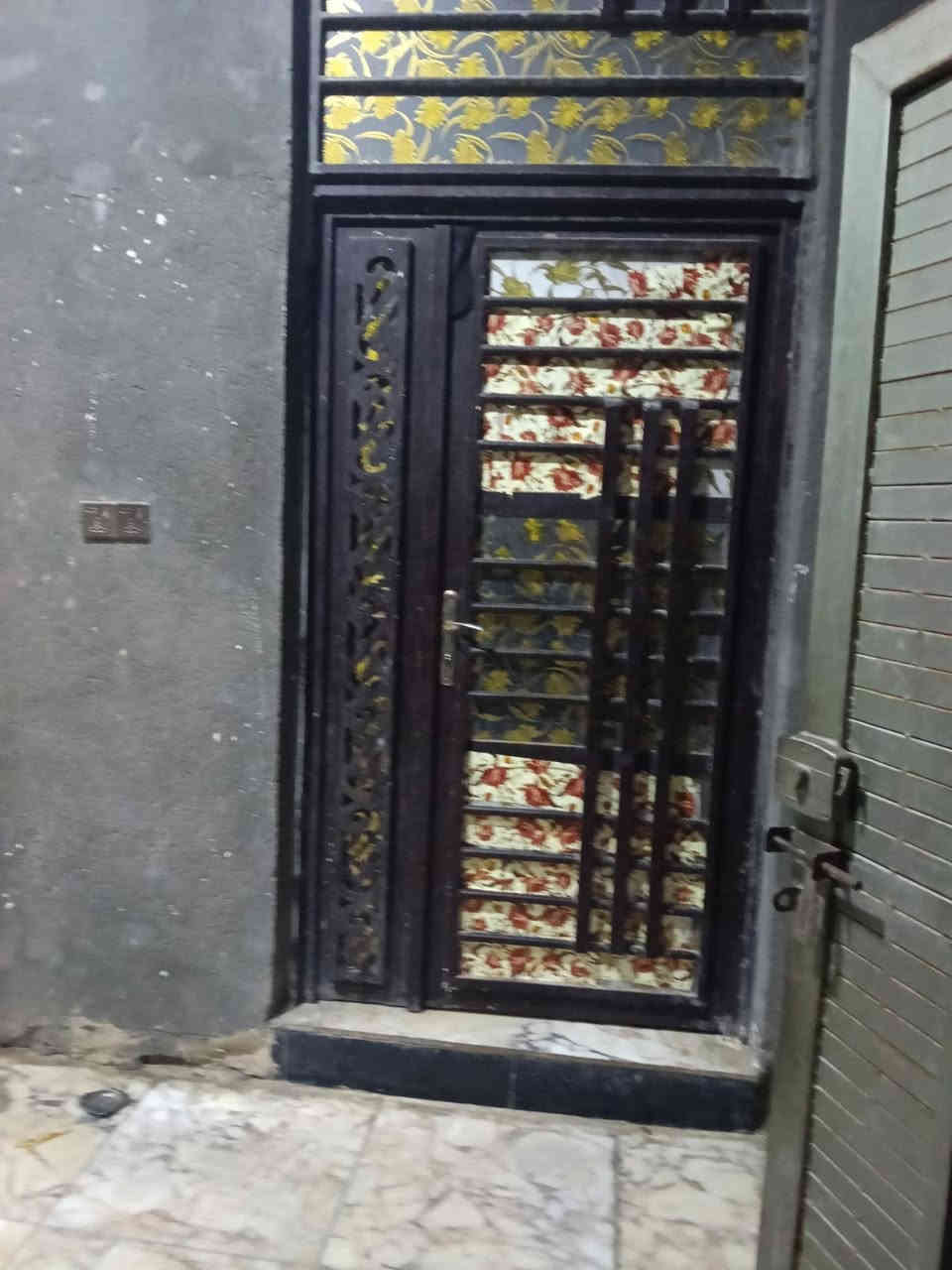 بيت للبيع مساحه 100 ركن ثلاث طوابق 6 غرف نوم صالتين استقبال 4 صحيات بناء طابوق كونكريت درجه اولى سنه 2023 السعر 115 +مطلوب اسكان 67 تسديد كل شهر 320 الف للمصرف يتحول عالمشتري العنوان حي اريدو قرب مدرسه صانع النصر للأستفسار *********** مكتب البدري للعقار
