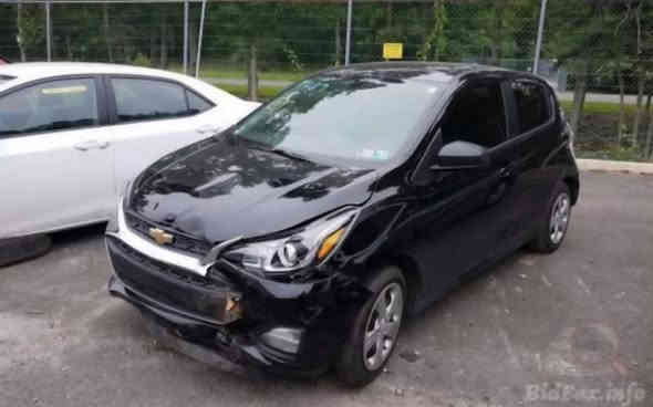 السلام عليكم شوفر سبارك هاتش باك حادثها خلفي موديل ٢٠١٩ نظيفة ماشية تقريبا ٣٥ الف ميل تخم تاير جديد شاشة وكامرا خلفية محركها اربعة سلندر ١٤٠٠  ومابيها اي نقص مطلوب مراوس مع فينو والفرق حاضر التواصل واتس اب ***********
