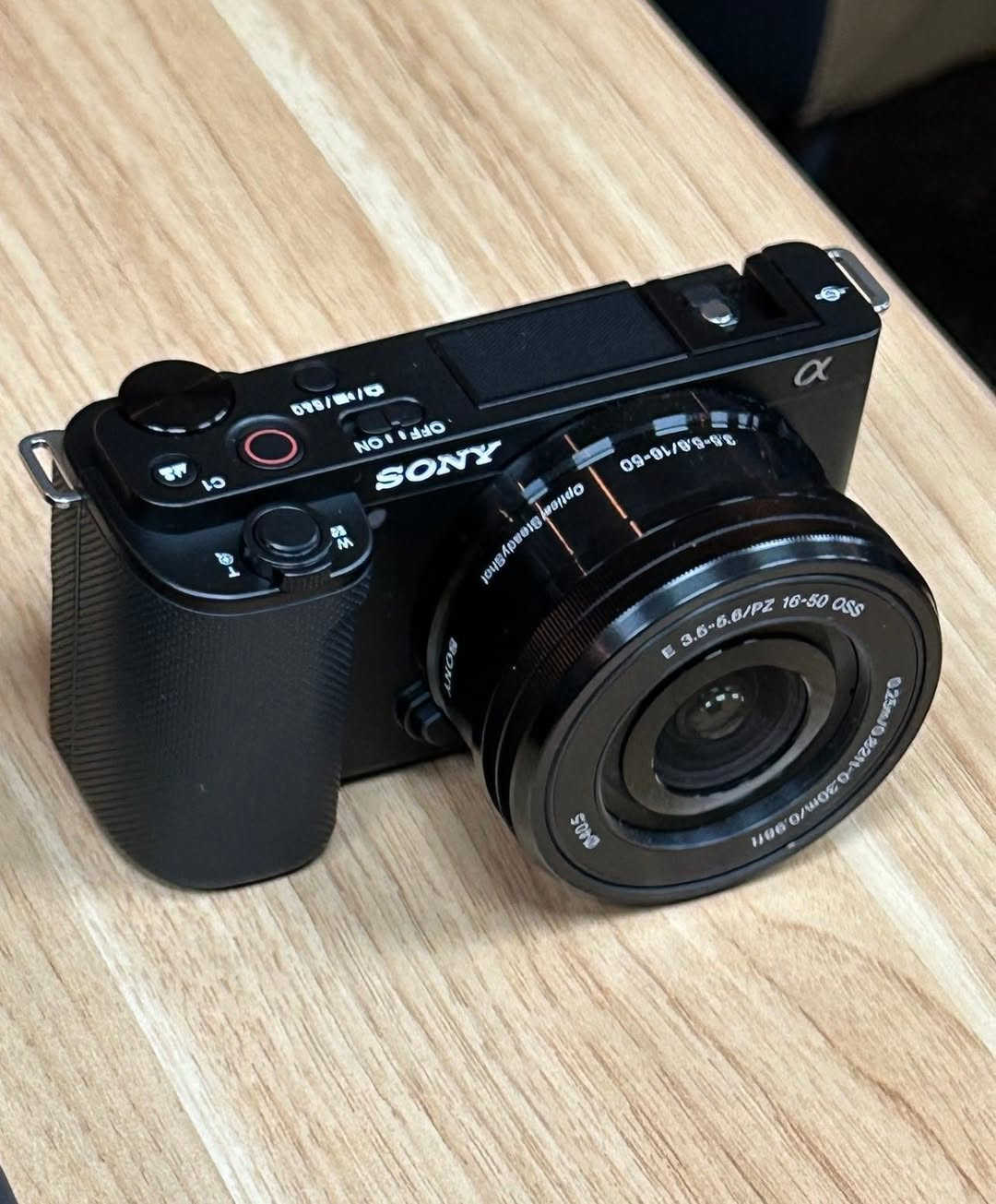 Sony zv-e10 للبيع
وياها الكيج والهاندلات 
والعدسة الkit 16-50mm
السعر ٧٥٠ الف

"العدسة اللي بالصورة الاولى مو ويا الكامرة"
للاستفسار ***********
