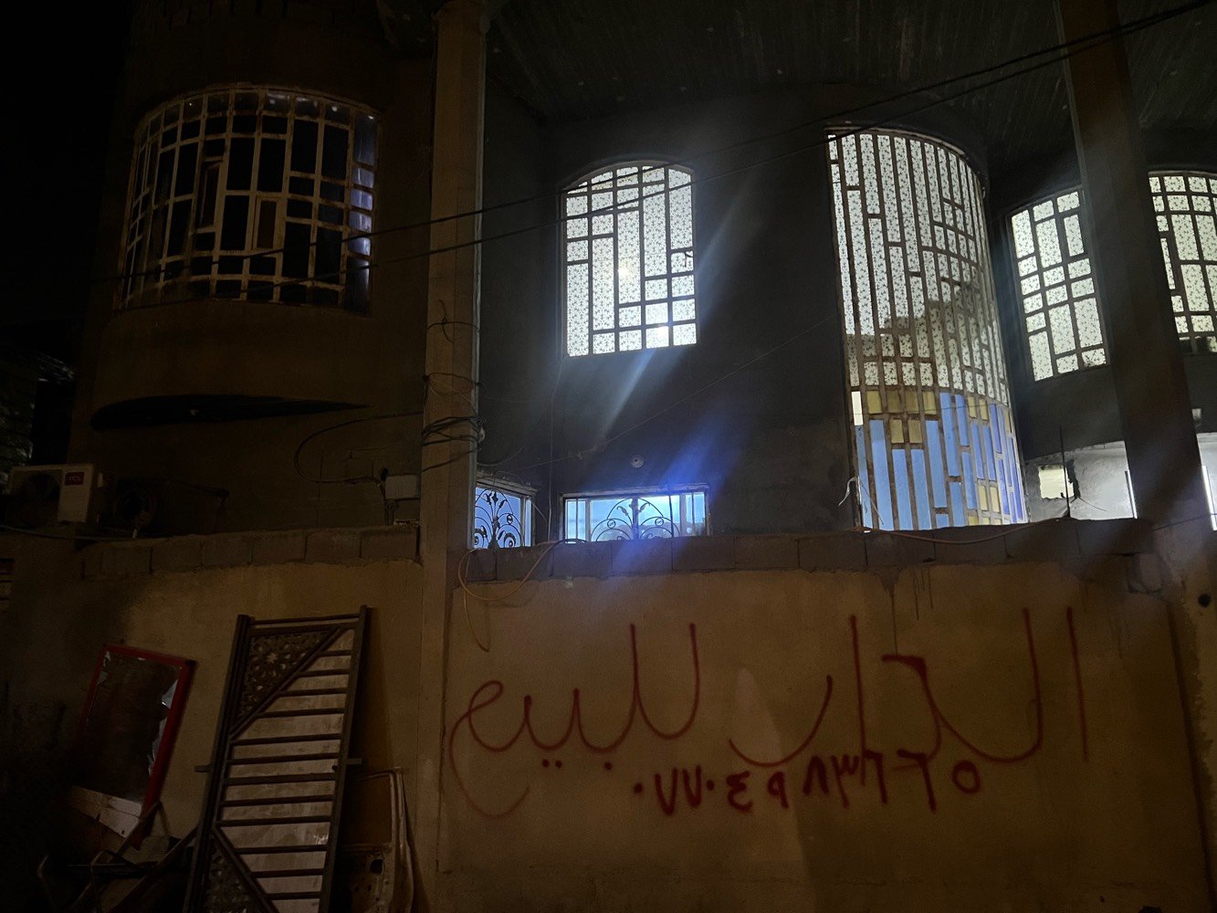 بيت لبيع ثلاث طوابق المساحه 150 متر مربع
7غرف منام وصالات جلوس وحمامات كل طابق حمام
العنوان البصره التنومه الصالحيه شارع النمر