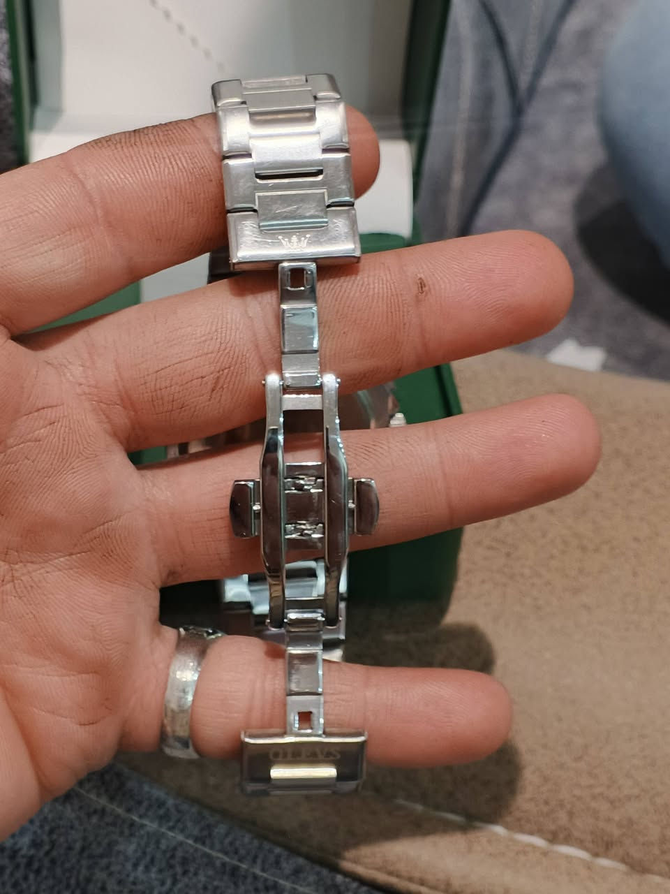 السلام عليكم 
ساعه للبيع 
من ماركة OLEVS
سوبر ماستر كوالتي عالي جداً 
الساع وزن ثقيل 
جميع السناتر شغاله مع منفذ شهر 
مع العلبه الأصليه 
زجاج ضد الخدش 
قفل فراشه 
السعر 75 قفل


**إذا كنت صاحب هذا الإعلان وتريد حذفه لأي سبب، رجاءا أرسل رسالة إلى الدعم الفني**