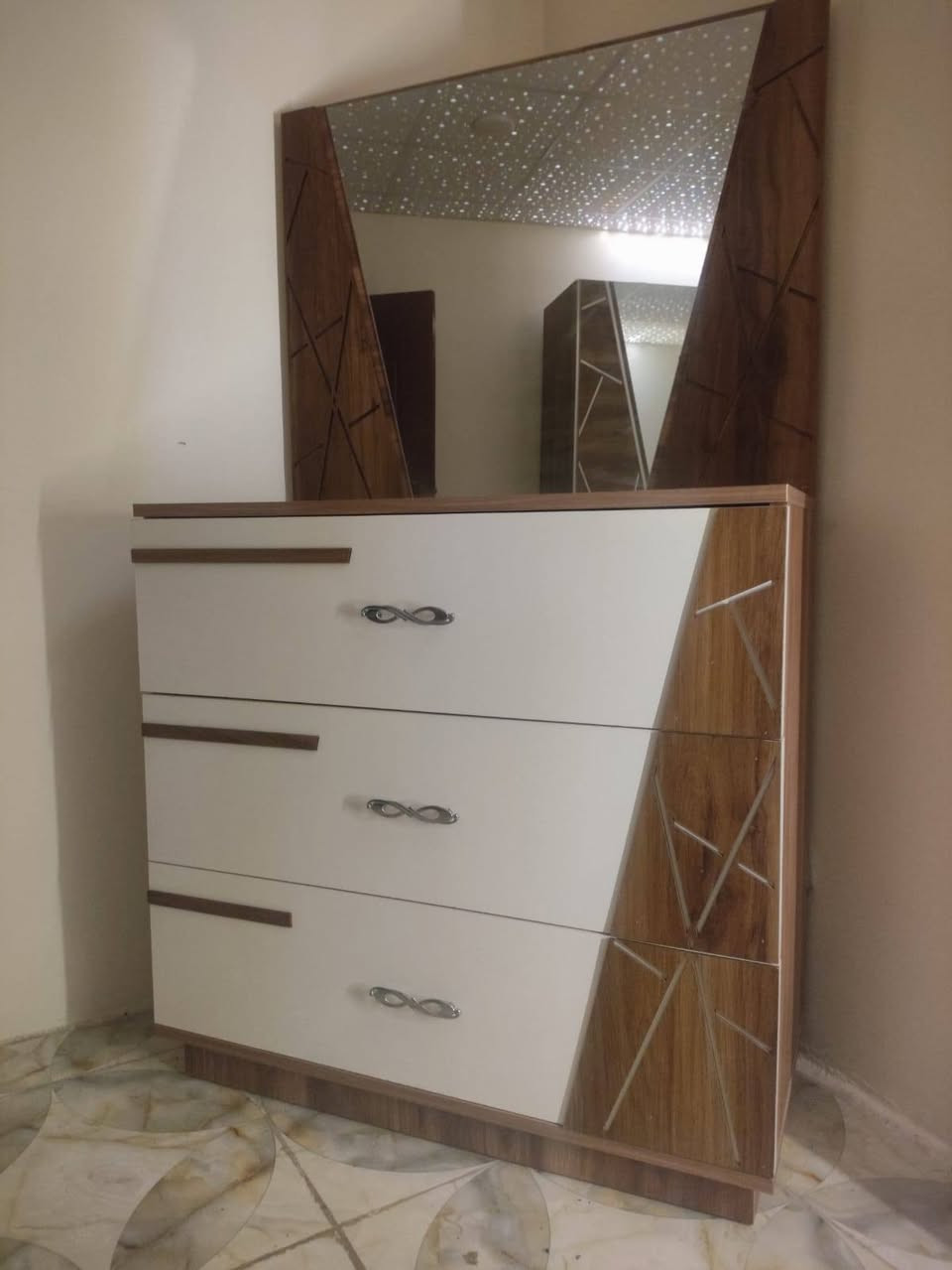 غرفه نوم تركي خمس قطع نضافه مثل ما موضح بصورة انارة داخليه مكان شهداء البياع


**إذا كنت صاحب هذا الإعلان وتريد حذفه لأي سبب، رجاءا أرسل رسالة إلى الدعم الفني**