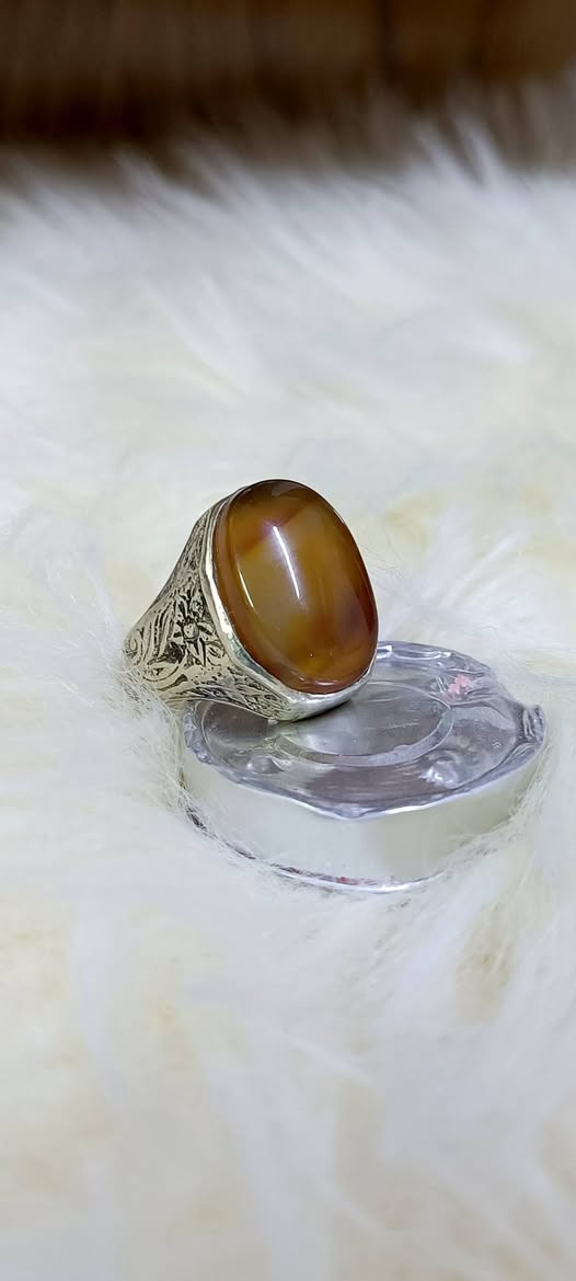 خاتم بحجر عقيق يماني مشمي مصور
المكان البصرة رقم الهاتف ***********
