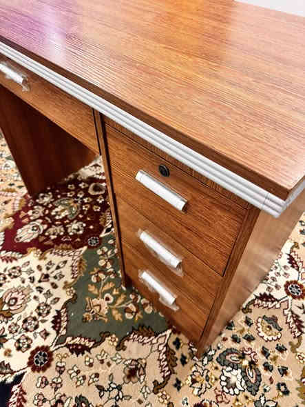 للبيع مكتب  دراسي جديد  مستعمل ايام قليله بحاله ممتازة للاستفسار ***********السعر حسب التقييم
