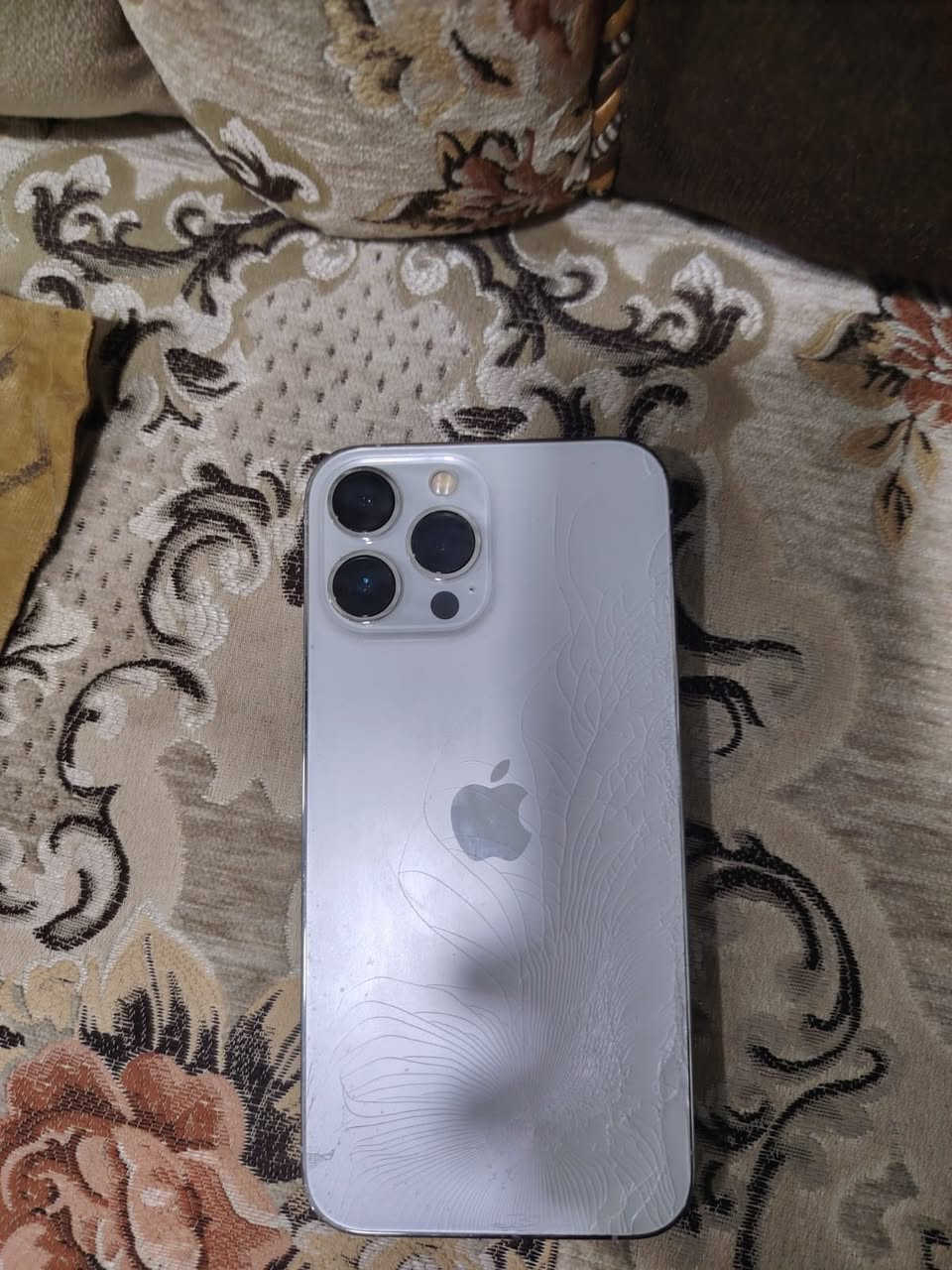 سلام عليكم ١٣بروماكس الضهر مكسور برقي ممفتوح بي رايد مراوس ب ايفون حسب القناعه عادي انطي فرق
