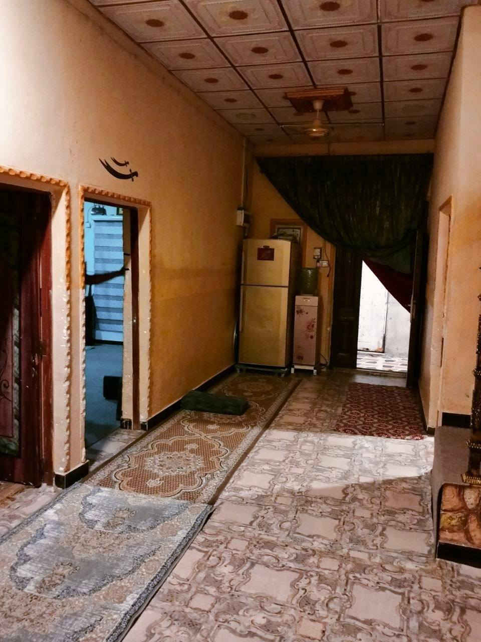 بيت طابقين للبيع بمنطقة دور الشرطة شارع القائد موقع البيت حلو ركن بفرع وسط فرعين معزول مساحة البيت 125 متر مع ترك(مشاي) جنب البيت يتكون من مطبخ و استقبال و 4 غرف نوم و حمامين و تواليت خارجي مع 4 سبالت و الكاونتر جديدة مع البيت عندك بس الطابق الثاني الصالة واكع منها الصب تحت التسليح من الرطوبة مقوينها بدعامات لليشتريها يكدر يشتغلها ما تطول و بسيطة للامانة 
نوع البيت رقم حكومي بيه معاملة كاملة بسم الشخص و4 سبالت 3 جوة و 1 فوك و كاونتر فره كاملة مصممينه ب3
سعر البيت 110 مليون و بيه مجال للشراي والجاد للتواصل واتساب *********** او خاص
