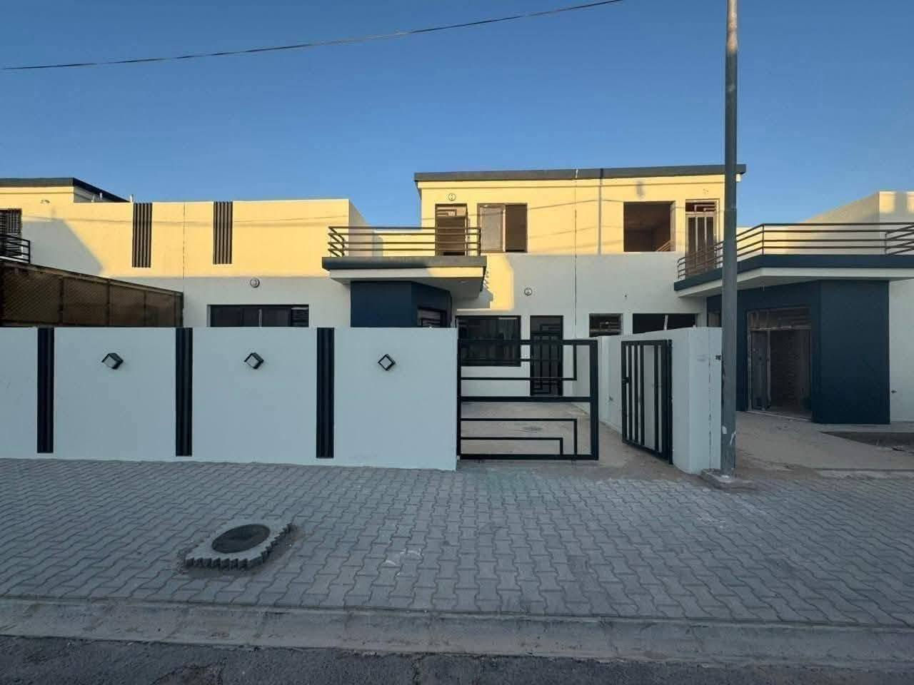 دار للبيع في مجمع النخيل السكني
بلوك 19 دار 31

مساحه 200 متر طابق ونص 

سعر الشركه 175 الاقساط الشهري 500 الف 

استلام الدار 10 اشهر 

***********
