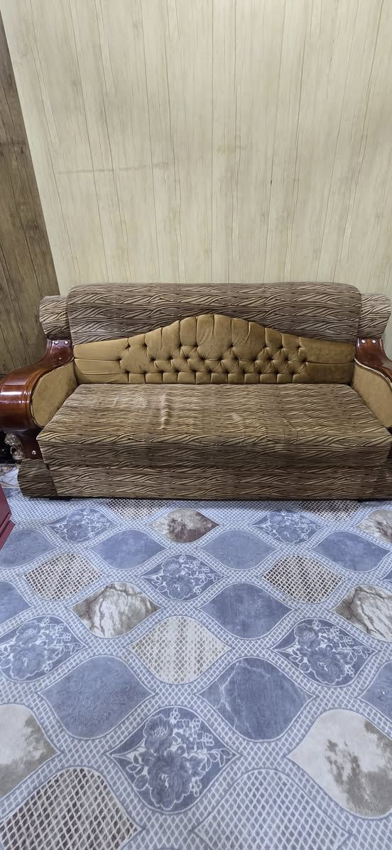 سلام عليكم 
تختم قنفات كامل مع طبلاته نضافه ٩٨ مثل الصوره 👍
السعر ٥٠٠ 
للتواصل 
***********
