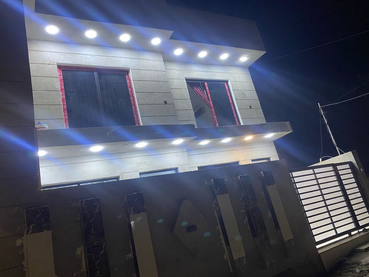 بيت حديث البناء للبيع

📐 المساحة: 170 متر
🏠 عدد الطوابق: طابقين
📏 الواجهة: 11 متر
تفاصيل البيت:
4 غرف نوم
صالة كبيرة
مطبخ واسع (4 × 4)
استقبال كبير (4 × 5)
تصميم حديث وتشطيب جيد
الموقع: 📍 الدورة – مدخل هور رجب
مجاور أفران الزيتون
منطقة مخدومة بالكامل (ماء، كهرباء، مجاري)
الملكية: 📄 طابو زراعي – سند 25
💰 السعر مناسب وقابل للتفاوض
📞 للاستفسار التواصل خاص أو اتصال
(*********** ابو فهد)(***********ابو علي)
