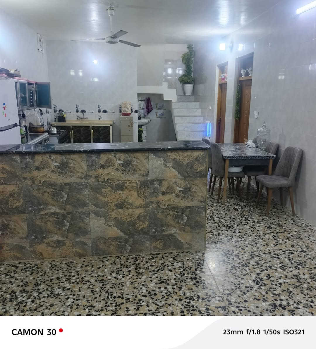دار للبيع  مساحه ١٣٠٠ متر سند ٢٥ 
الدورة هوررجب   ركن ع شارعين 
 خلف افران الزيتون
تحتوي ع بيت مساحه ٣٠٠ 
طابق ونص   ٤ غرف نوم 
وصاله ومطبخ 
واستقبال 
وصحيات 
وبي مشتمل ١٥٠ متر   مسكف سندويج 
 وبي اساس شريطي ٢٥٠ متر 
الاستفسار ***********
***********
او مراجعه مكتب ليث الجبوري للعقار
