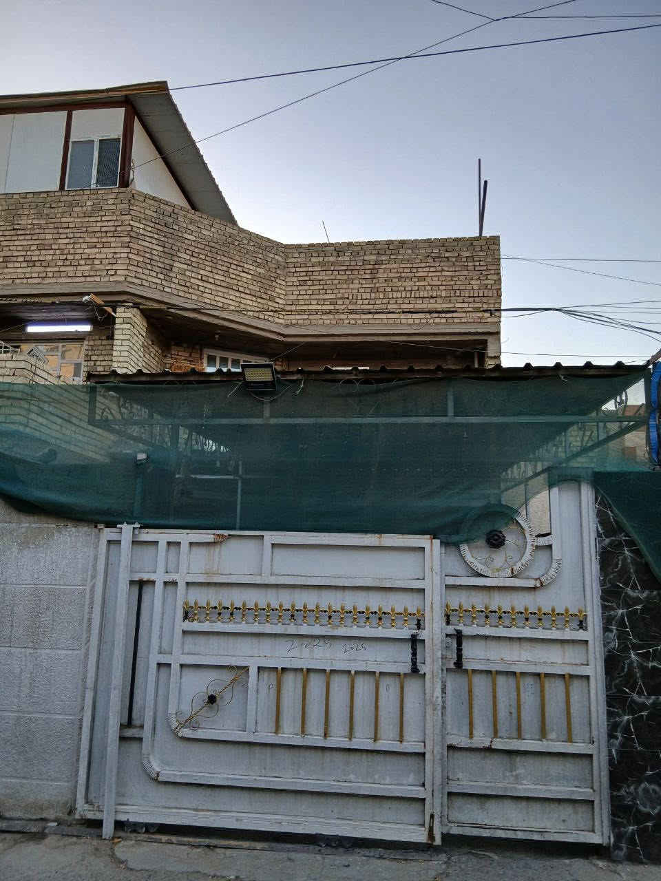 سلام عليكم بيت 120متر   بل بلديات يو ان يبعد عن شارع عام 5بيوت يحتوي علا 3غرف نوم و 2حمام واحد داخلي واحد خارجي ومطبخ 6امتار يصير غرفه جوه سعر 275وبي مجال قليل ***********متواجد واتساب محله 732-27
