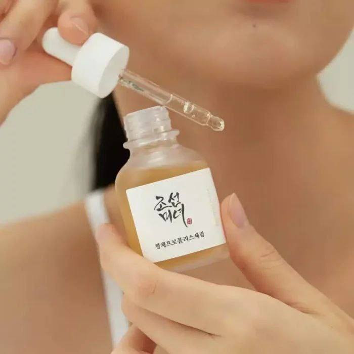 ✨سيروم Beauty of Joseon Glow Serum) سيروم كوري شهير يجمع بين الطب التقليدي والتقنيات الحديثة للعناية بالبشرة. يعتمد بشكل أساسي على البروبوليس (عكبر النحل) والنياسيناميد لمنح البشرة توهجاً طبيعياً وعلاج مشاكل المسام والالتهابات.
✅المكونات والفوائد الأساسية:-
خلاصة البروبوليس (60%): مطهر طبيعي ومضاد للالتهابات يعمل على تهدئة البشرة المتهيجة وترطيبها بعمق.
النياسيناميد (2%): يساعد في التحكم في إفراز الدهون، توحيد لون البشرة، وتصغير مظهر المسام الواسعة.
وBHA بنسبة 0.5% (بيتاين ساليسيلات): مقشر لطيف يذوب في الدهون لإزالة الأوساخ والترسبات من داخل المسام ومنع ظهور الرؤوس السوداء.
مكونات إضافية: يحتوي أيضاً على الكركم الغني بمضادات الأكسدة وزيت شجرة الشاي لتهدئة الحبوب. 
مناسب لجميع أنواع البشرة، لكنه مثالي خصيصاً لـ: البشرة المعرضة لحب الشباب بفضل خصائصه المضادة للبكتيريا والالتهابات.
والبشرة الدهنية والمختلطة لقدرته على موازنة الزيوت والرطوبة.
والبشرة الباهتة حيث يمنحها نضارة فورية وتأثير "بشرة زجاجية". 
💢الحماية: يُستخدم صباحاً ومساءً، ويجب وضع واقي شمس نهاراً لاحتواء السيروم على نسبة بسيطة من المقشر (BHA).
#الاصلي المنشأ كوريا 🇰🇷💯


**إذا كنت صاحب هذا الإعلان وتريد حذفه لأي سبب، رجاءا أرسل رسالة إلى الدعم الفني**