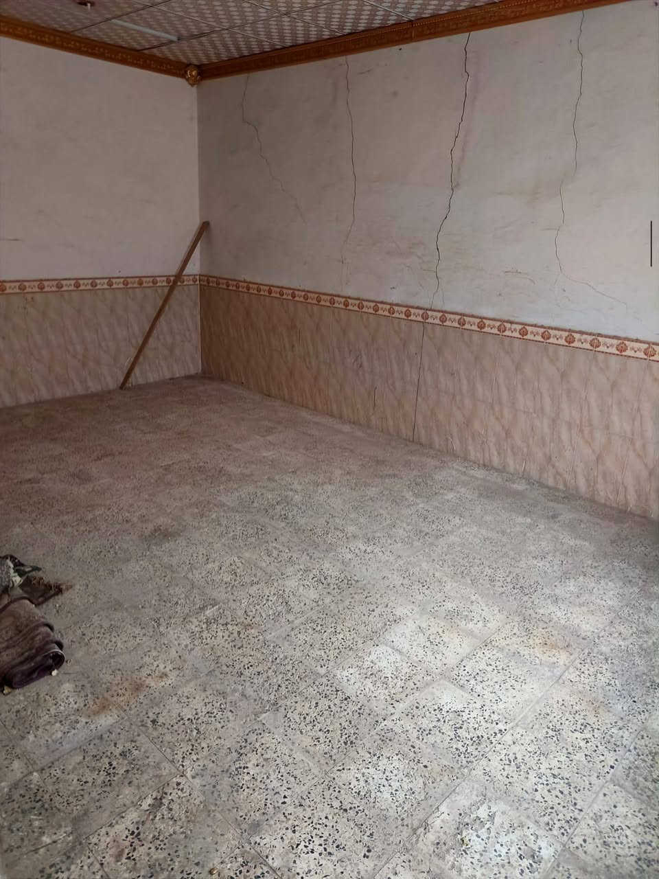 السلام عليكم بيت للأيجار في البصره قضاء الصادق بني منصور مزرعه قرب حسينيه السيد جاسم يتكون البيت من ثلاث غرف ومطبخ وديوانيه وهول وصحيات داخليه وخارجيه مساحة البيت 120متر  الايجار 175 الف شهريا للتواصل الاتصال على الرقم التالي : ***********
