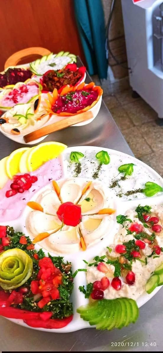 السلام عليكم اني شيف مقبلات درجة اولى متفرغ مستعد اجهز كافة انواع المقبلات والسلطات  والحاره بانواعها وايضا اعمل دورات تدريب وكورسات على تعليم فن احتراف المقبلات والسلطات بانواعها للاستفسار ***********
