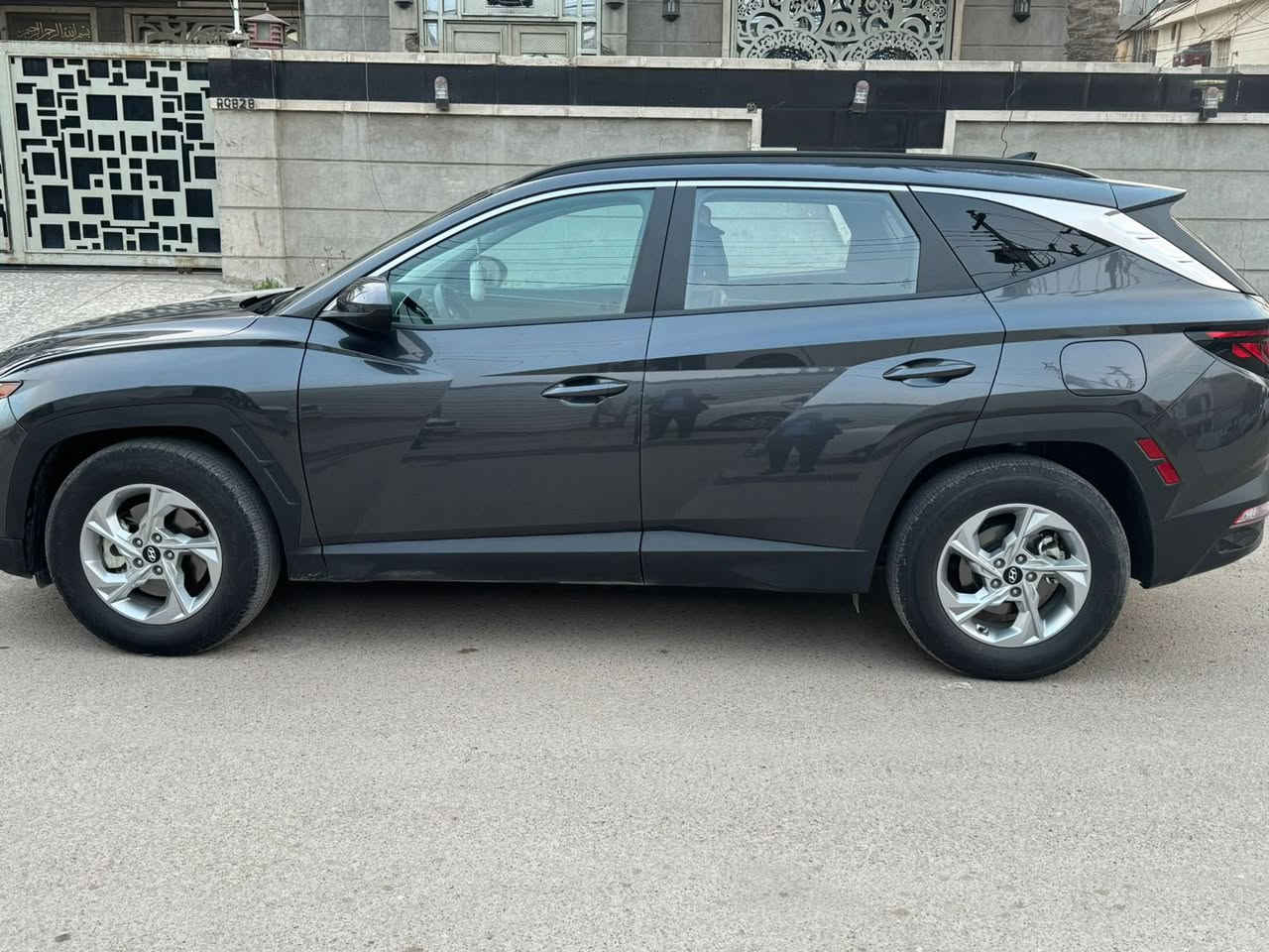 توسان للبيع موديل 2024 امريكي
ماشيه 46690
تحكم استيرن 
ثلاث انضمه قياده 
كشنات تتفئه 
ابدل بنيد وجاملغ اليمنه بدون دواخل بدون لغود بدون كلشي 
تخم تاير كله جديد كير مكينه تبريد تدفئه كلشي بشرط 
صور الحادث منشوره 
السعر 195 وبيها مجال بسيط 
مكان السياره بغداد الغزاليه 
الرقم *********** + واتساب
