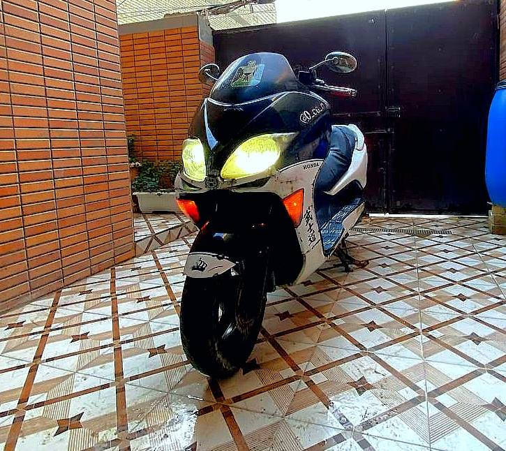 السلام عليكم للبيع فورزه 0.8
الدراجه عميه .كهربايات كلهه شغاله 
بيها منضومة زنون عالي ناصي. 
اشاير شغالات دبل اشاره هم كيوجه كلهن شغالات.مروحه. دبلات كدام وره كلها شغاله سايد بريك شغال 
ستان صفح كهربائي 
محرك 250.
محرك ناعم شلعه ومعدل كلش حلوات 
تايرات جدد مبدلهن .  دراجه كامله من كلشي 
مطلوب واريد ابيعها. متوازي كلش 
السعر:475وبيه مجال 
المكان: كربلاء شارع الحر  
الرقم:*********** 
 واتساب موجود
