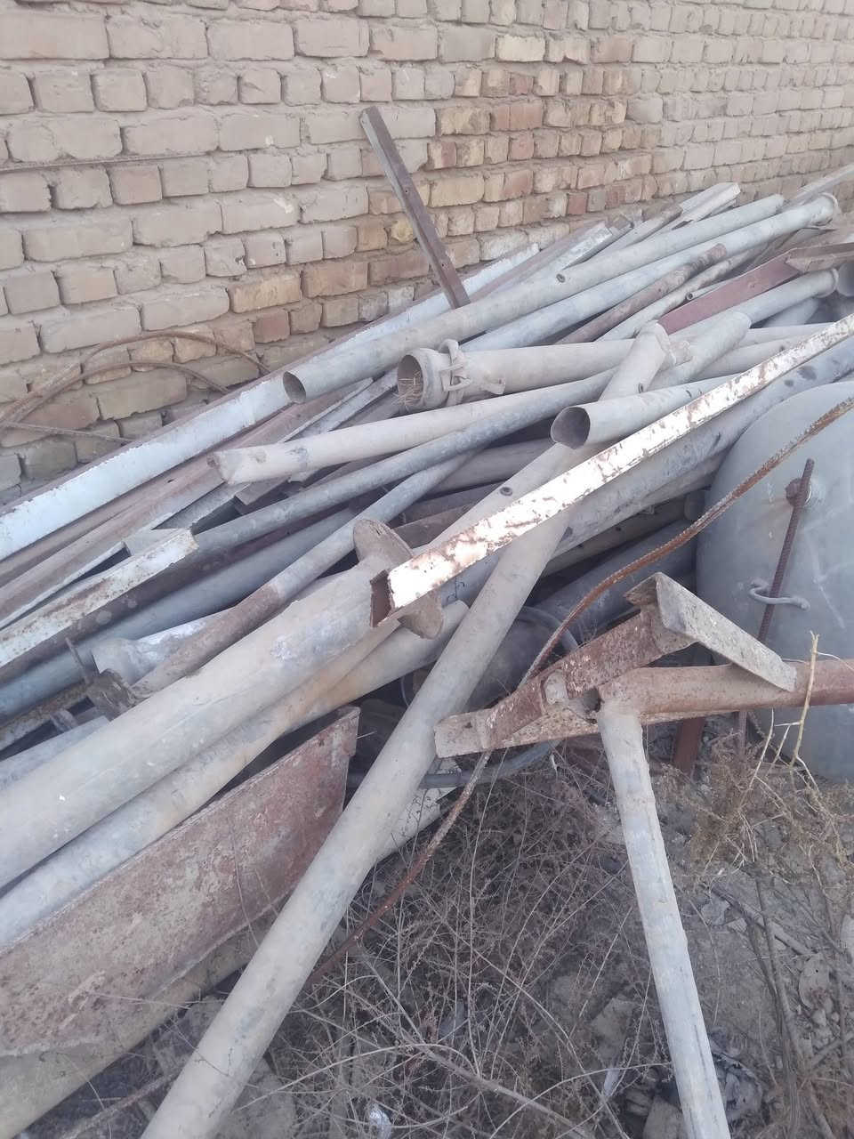 سلام عليكم  
بواري أطول من مترتين له مترتين ونص 
***********
