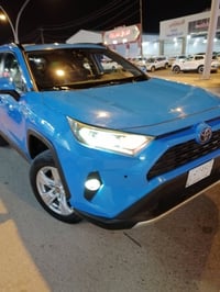 راف فور للبيع موديل ٢٠٢١ اللون ازرق فئة xle فتحه بصمه حساسات أمامي خلف...