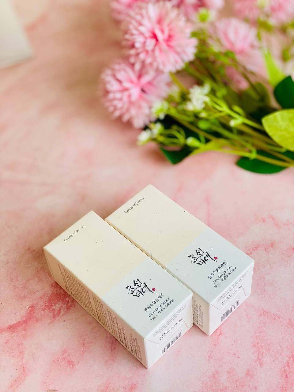 ✨سيروم Beauty of Joseon Glow Serum) سيروم كوري شهير يجمع بين الطب التقليدي والتقنيات الحديثة للعناية بالبشرة. يعتمد بشكل أساسي على البروبوليس (عكبر النحل) والنياسيناميد لمنح البشرة توهجاً طبيعياً وعلاج مشاكل المسام والالتهابات.
✅المكونات والفوائد الأساسية:-
خلاصة البروبوليس (60%): مطهر طبيعي ومضاد للالتهابات يعمل على تهدئة البشرة المتهيجة وترطيبها بعمق.
النياسيناميد (2%): يساعد في التحكم في إفراز الدهون، توحيد لون البشرة، وتصغير مظهر المسام الواسعة.
وBHA بنسبة 0.5% (بيتاين ساليسيلات): مقشر لطيف يذوب في الدهون لإزالة الأوساخ والترسبات من داخل المسام ومنع ظهور الرؤوس السوداء.
مكونات إضافية: يحتوي أيضاً على الكركم الغني بمضادات الأكسدة وزيت شجرة الشاي لتهدئة الحبوب. 

أمن لجميع  أنواع البشره 
🚘يوجد خدمة توصيل لجميع محافظات العراق


**إذا كنت صاحب هذا الإعلان وتريد حذفه لأي سبب، رجاءا أرسل رسالة إلى الدعم الفني**