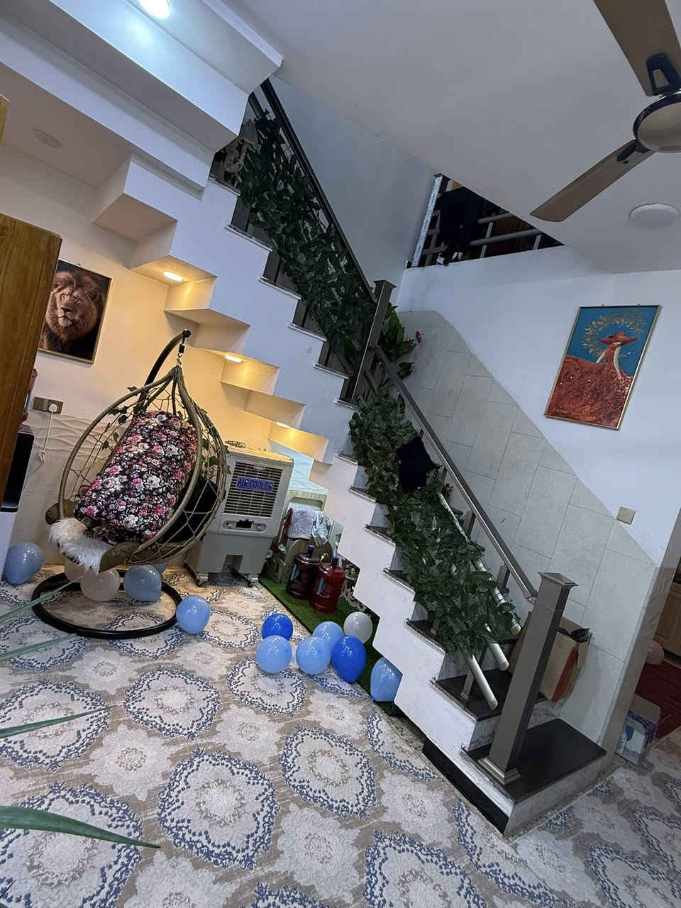 البيع بيت مساحة 100 واقع حال 140واجه 5 نزال 28  يحتو على ستقبال كبيره و صاله و مطبخ و حمام كبير و منور و غرفه كبيره طابق ثاني غرفه وحده كبيره و حمام و بيتونه كلش كبيره
مقابيل لبيت حديقه تسجيل 5 في 30
منطقة أسوار بغداد قرب لهزه 
ستفسار ***********￼
