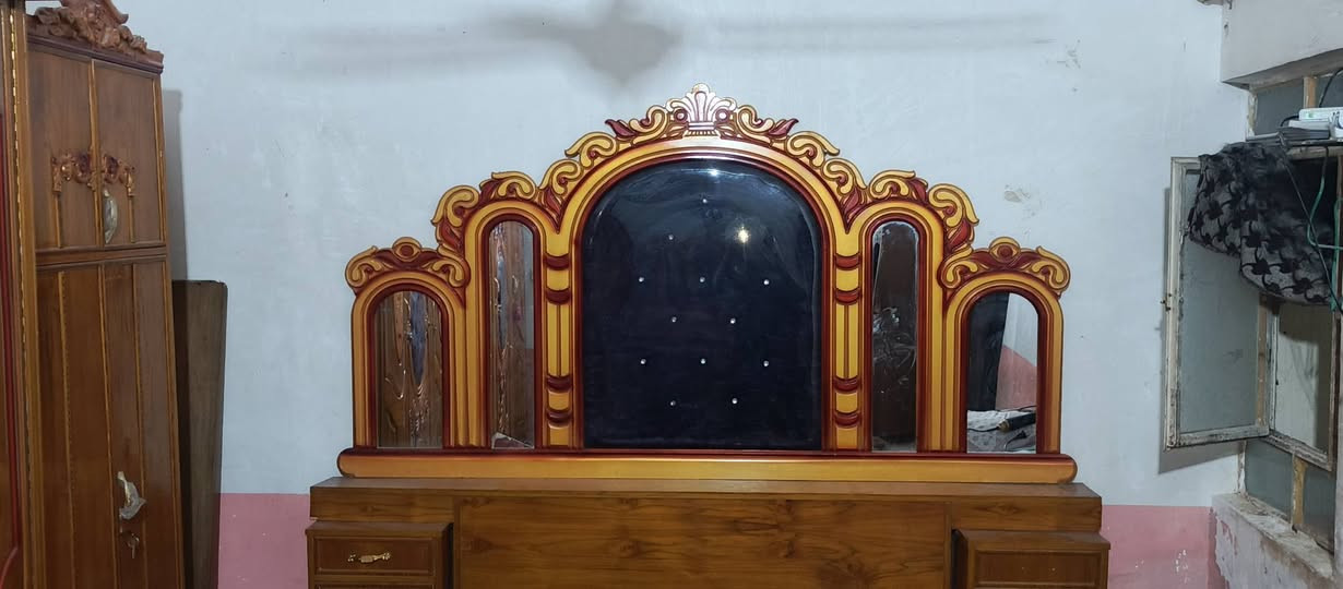 غرفه نوم نضيفه 100ي100
صار خمس اشهر من كملها النجار وصلها موجود 
وياها دوشك دزكام بي ضمان خمس سنوات 
لي تفيده يتصل وبي خير ويدلل
***********
